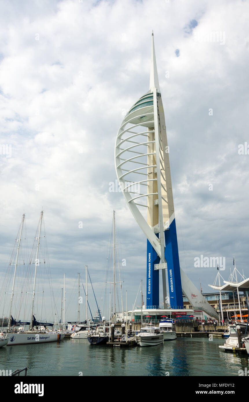 Una vista degli Emirati Spinnaker Tower di Portsmouth contro un cielo nuvoloso Foto Stock