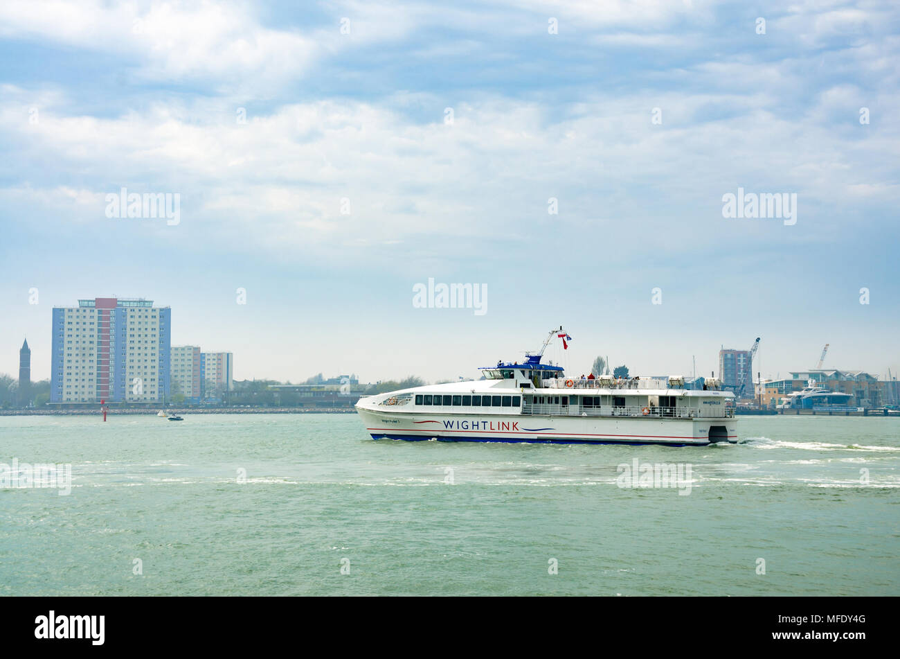 Un Wight Link traghetto passeggeri si diparte da Portsmouth verso l'Isola di Wight. Foto Stock