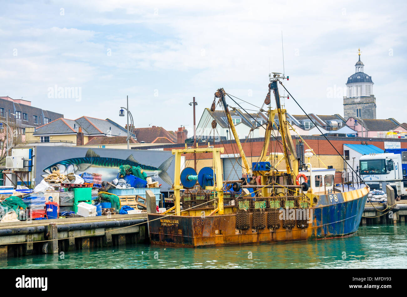 La pesca a strascico ornng "Star" è ormeggiata contro la parete del porto in casa di porto di Portsmouth. Foto Stock