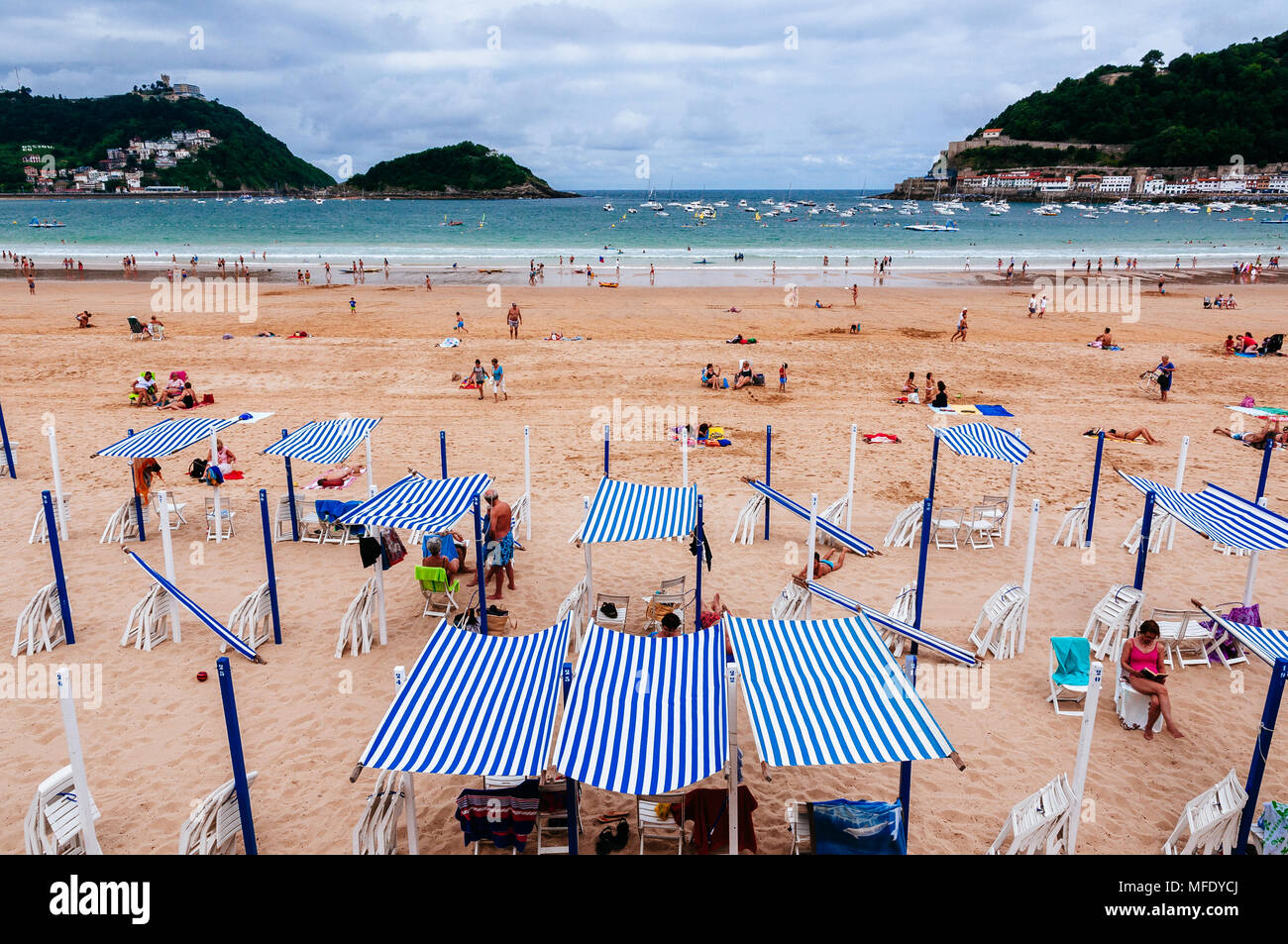 I turisti alla spiaggia Concha. Foto Stock