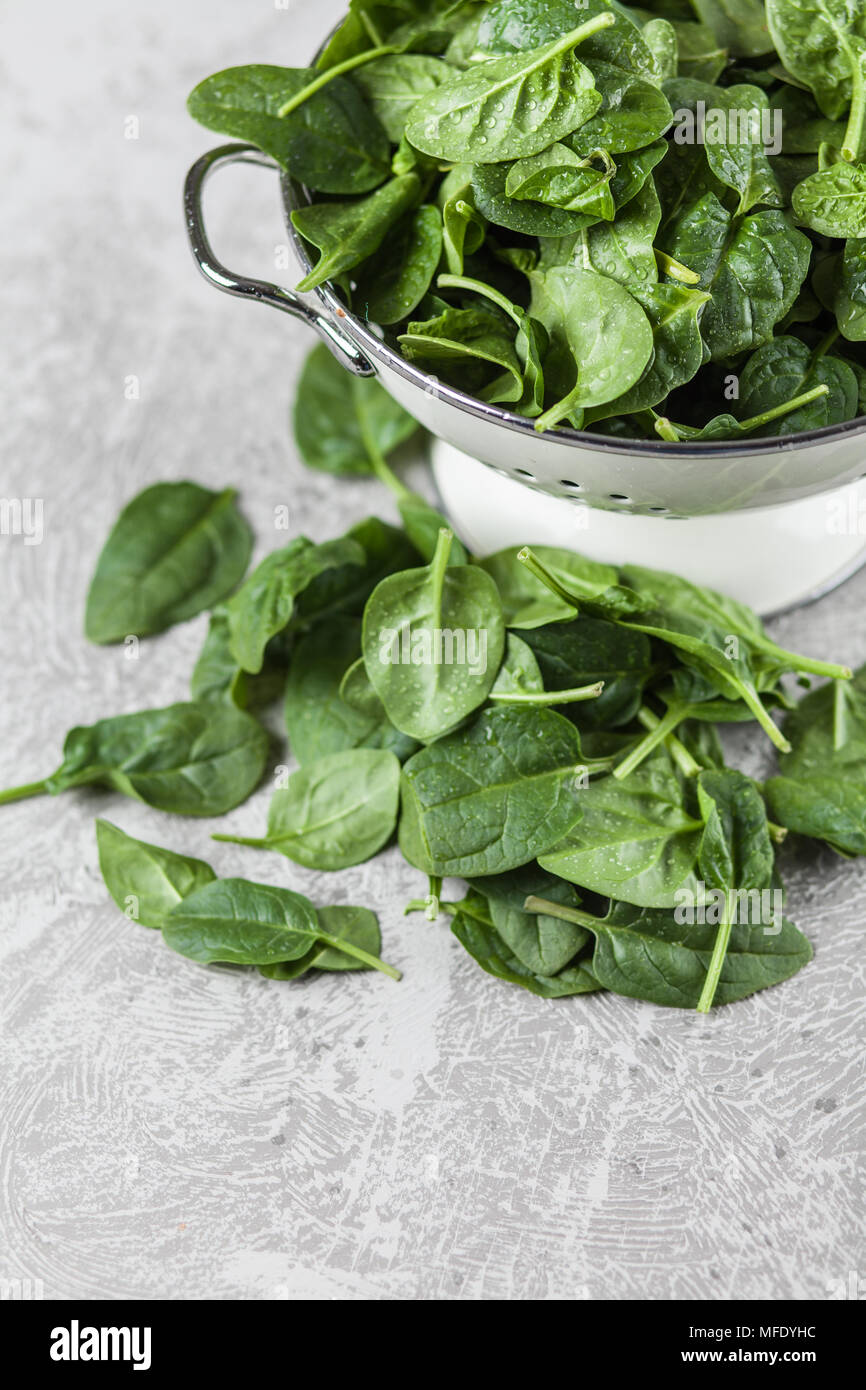 Baby spinaci foglie Foto Stock