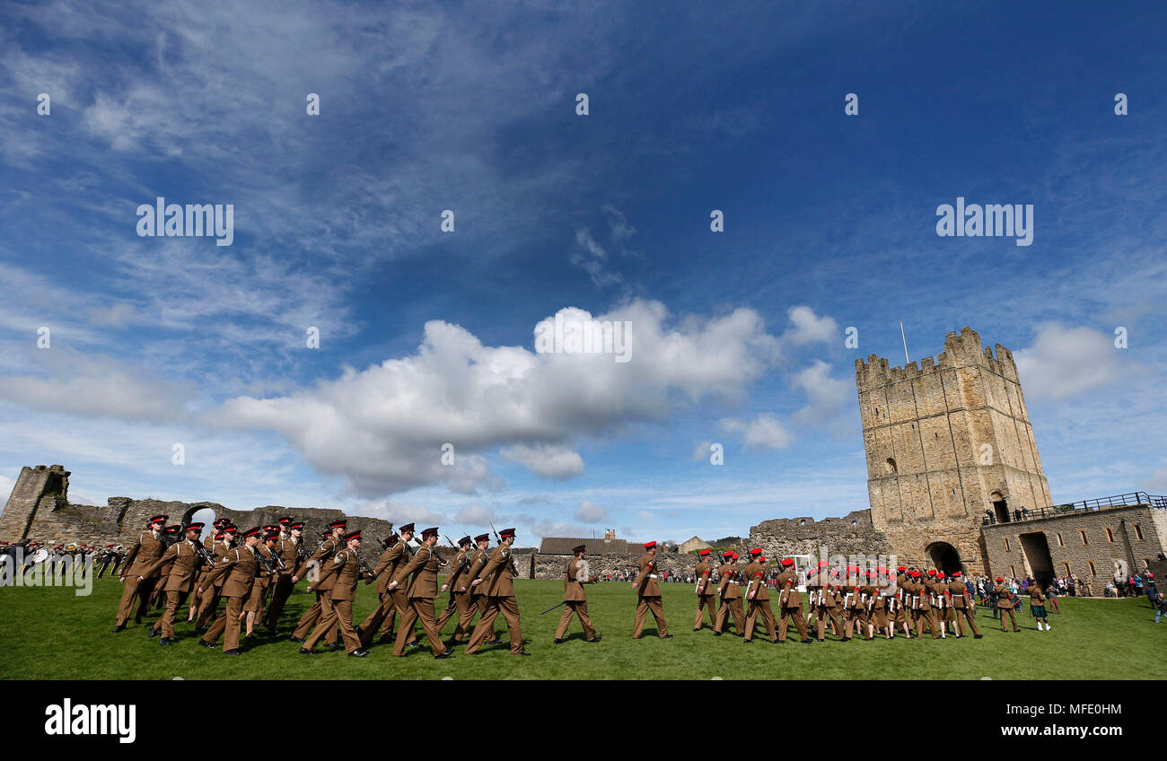 Soldati in base a Catterick Garrison nel parco del castello di Richmond in North Yorkshire dopo aver marciato attraverso Richmond sul loro primo libertà Parade. La guarnigione si è aggiudicato la libertà della città per commemorare il centenario della fine della Prima Guerra Mondiale. Foto Stock