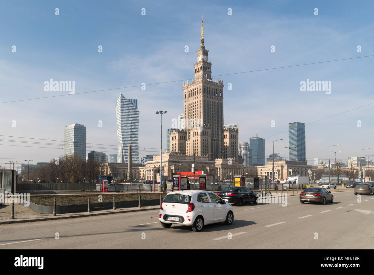 Varsavia, Polonia - 5 Marzo 2018: il traffico per le strade di Varsavia con il palazzo della cultura e della scienza e di moderne torri di uffici in Polonia la città capitale Foto Stock