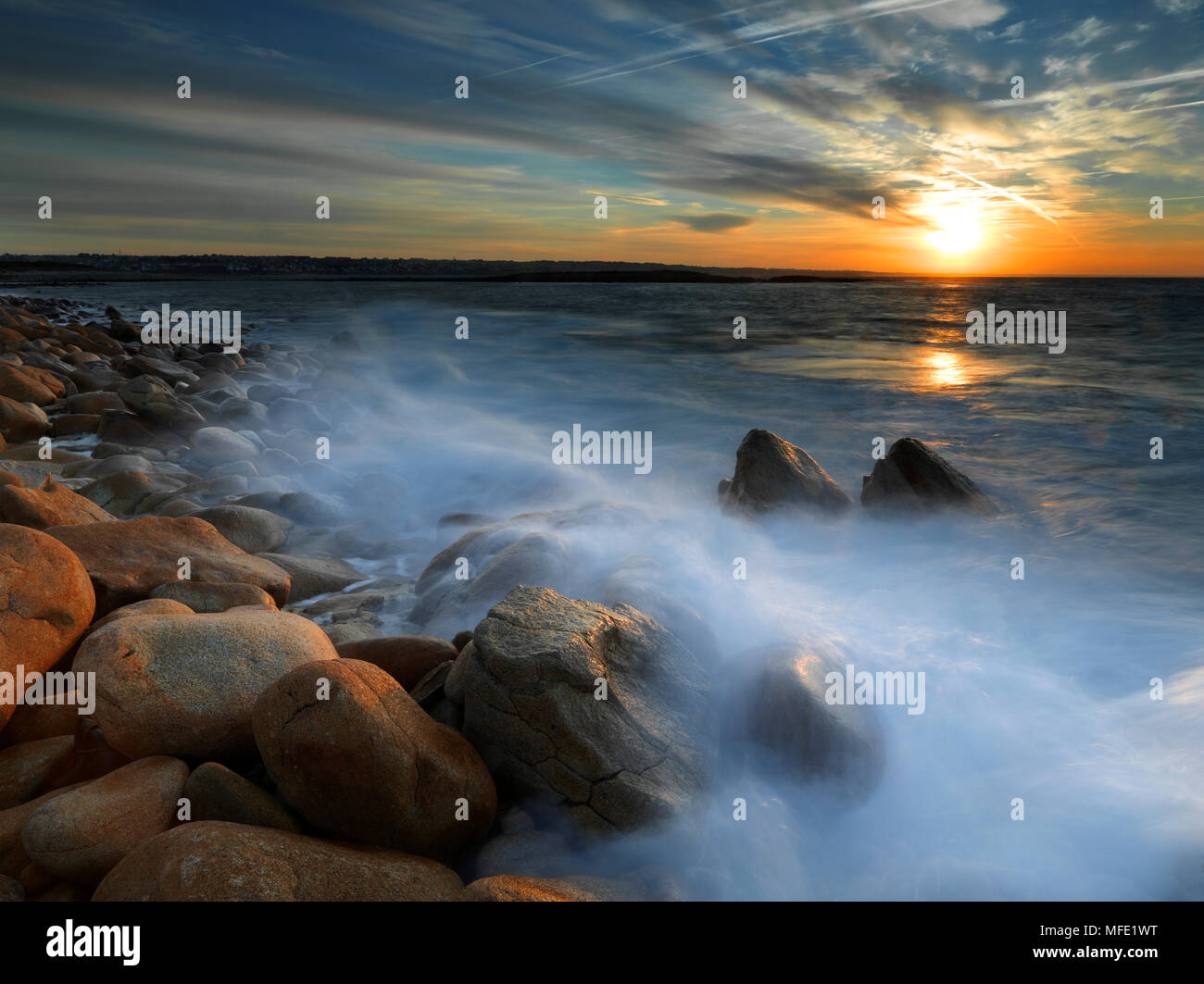 Costa rocciosa, surf, all'alba, dipartimento del Finistère, Brittany, Francia Foto Stock