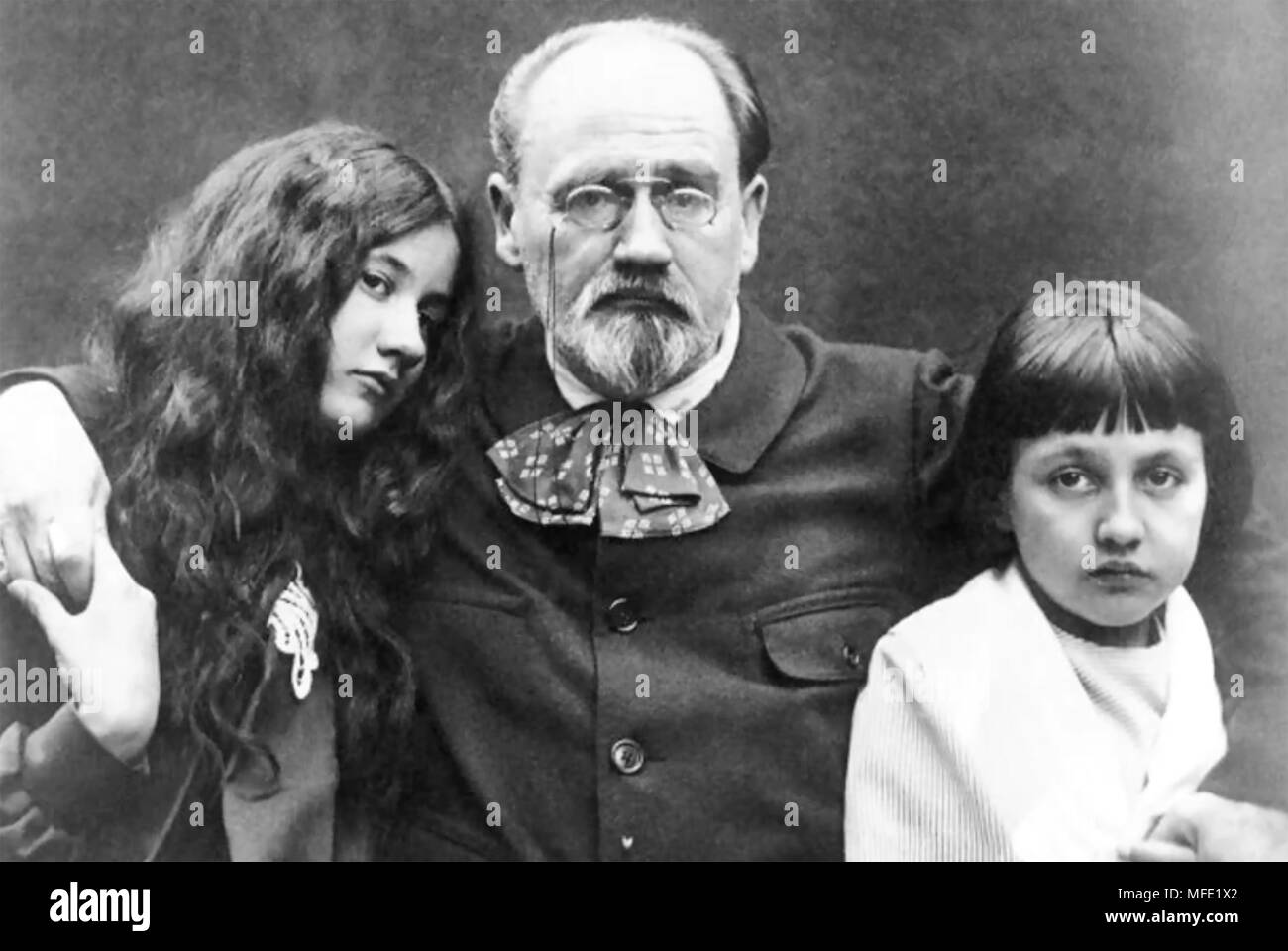 EMILA ZOLA (1840-1902) romanziere francese con i suoi due bambini con la sua padrona Jeanne Fozerot: Denise a sinistra e Jacques Foto Stock