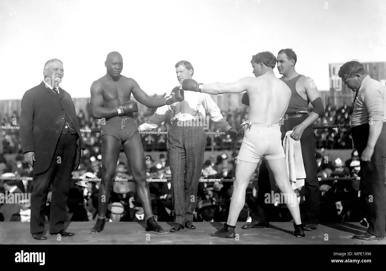 JACK JOHNSON (1878-1946) American heavyweight boxer a sinistra in un pre-lotta foto con Jim Flynn prima mantenendo la sua World Heavyweight title a Las Vegas, Nuovo Messico il 4 luglio 1912. Foto Stock