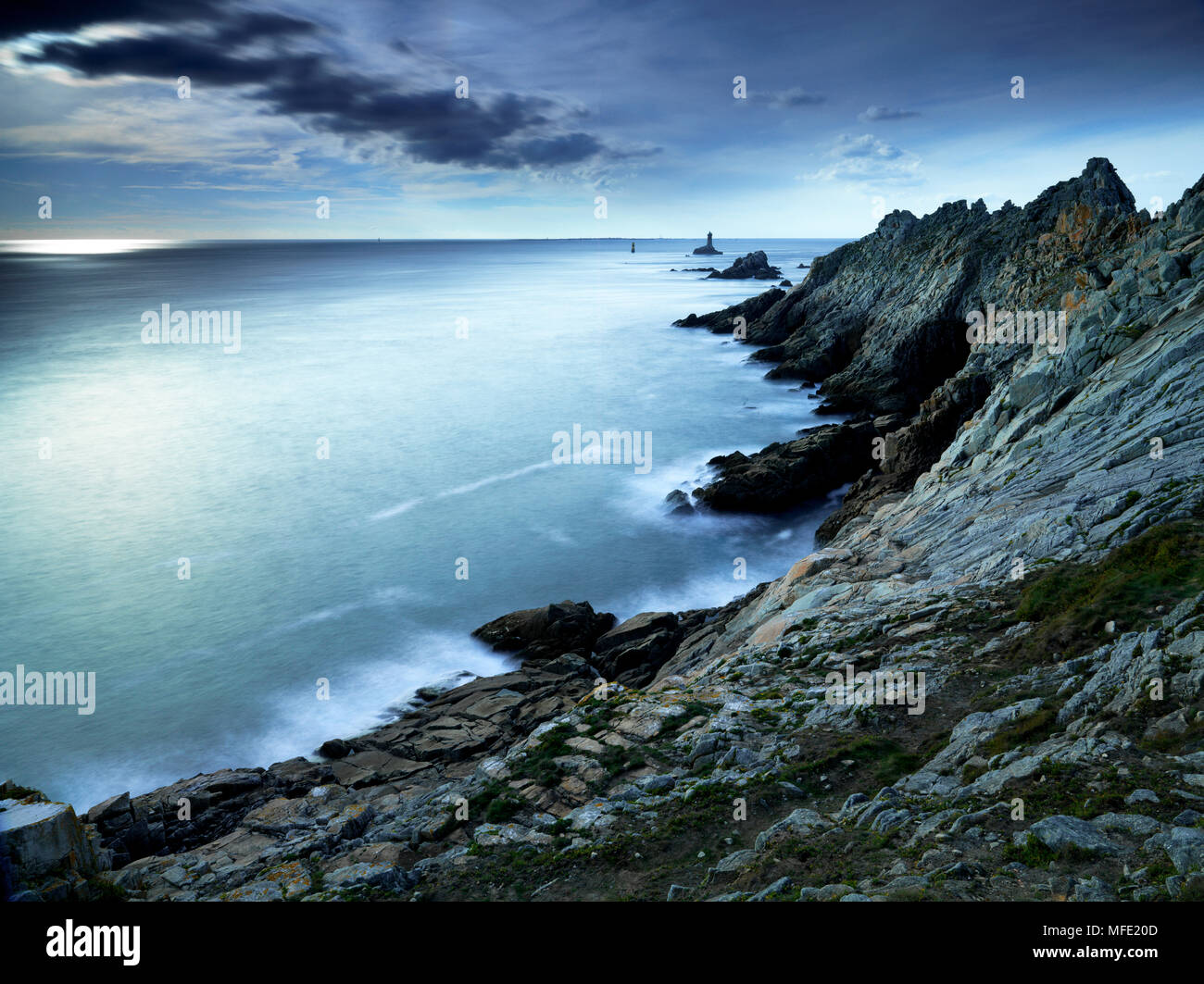 Pointe du Raz a Cap Sizun, presso il faro posteriore ar uomini, dipartimento del Finistère, Brittany, Francia Foto Stock