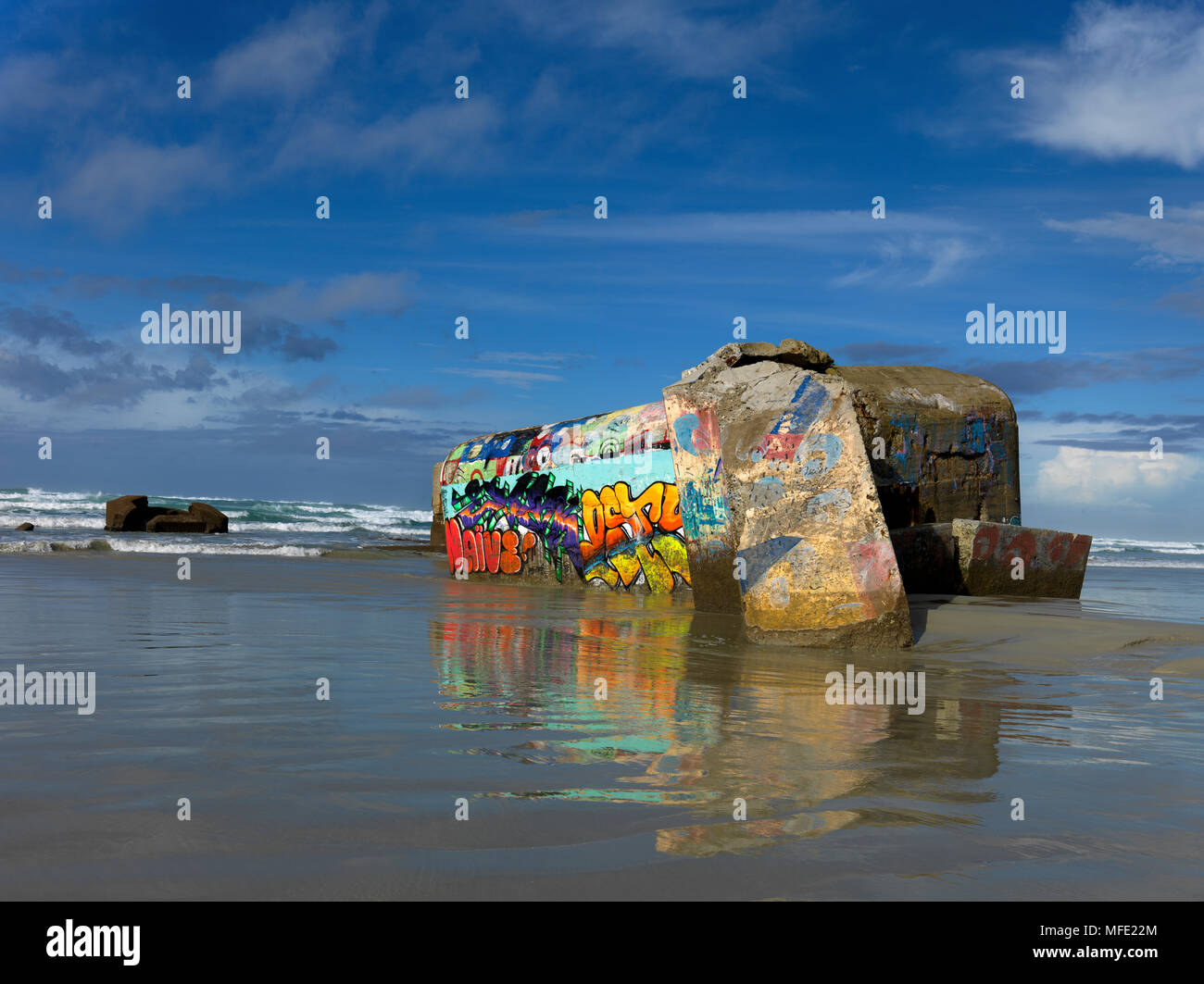 Marauder bunker del tedesco Atlantic Wall sulla spiaggia, spruzzata con graffiti, Cap-Sizun, dipartimento del Finistère, Brittany Foto Stock