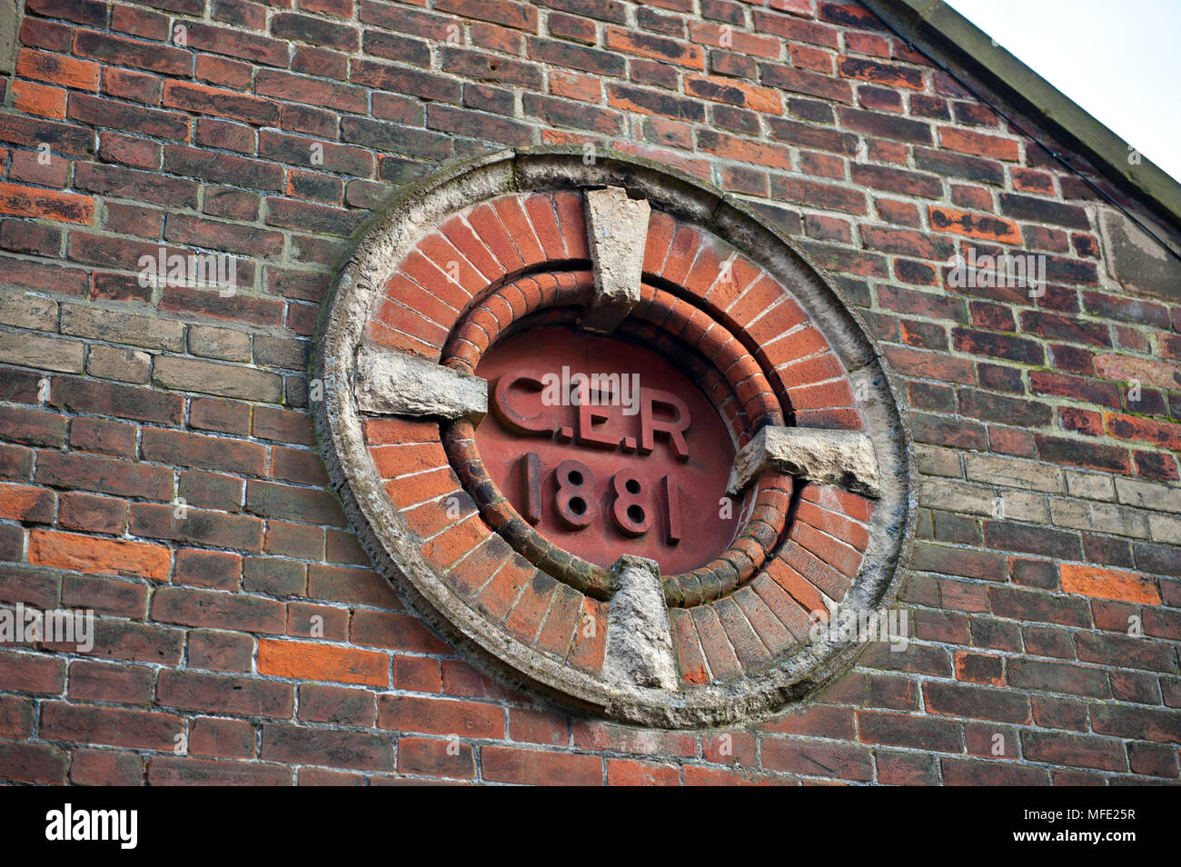 Great Eastern Railway progettazione architettonica e la data in un edificio a Acle stazione ferroviaria, Norfolk, Regno Unito Foto Stock