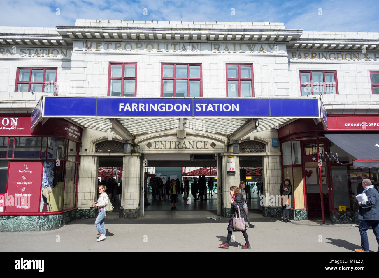 Vista esterna dell'ingresso alla stazione della metropolitana di Farringdon, Clerkenwell, Londra, Inghilterra, Regno Unito Foto Stock