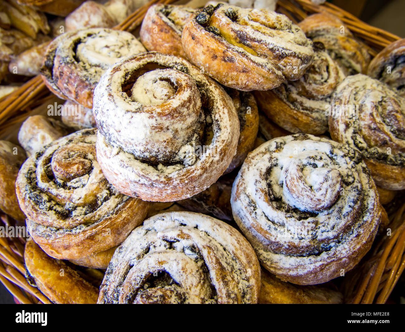 Fancy rotoli intrecciati in un cesto di vimini Foto Stock
