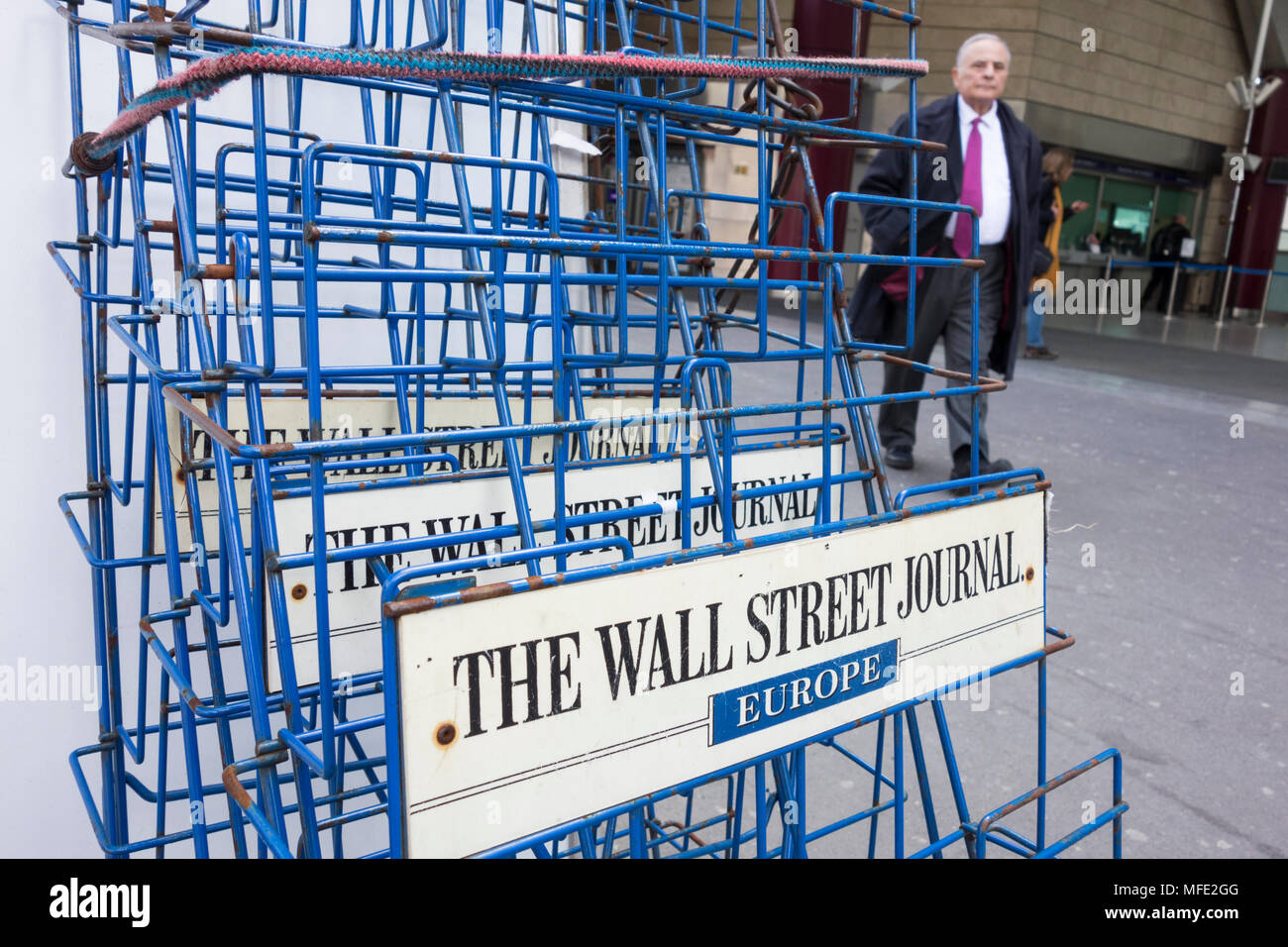 Un vuoto che la rastrelliera metallica di esaurito Edizione Europea Wall Street riviste nel central London, England, Regno Unito Foto Stock