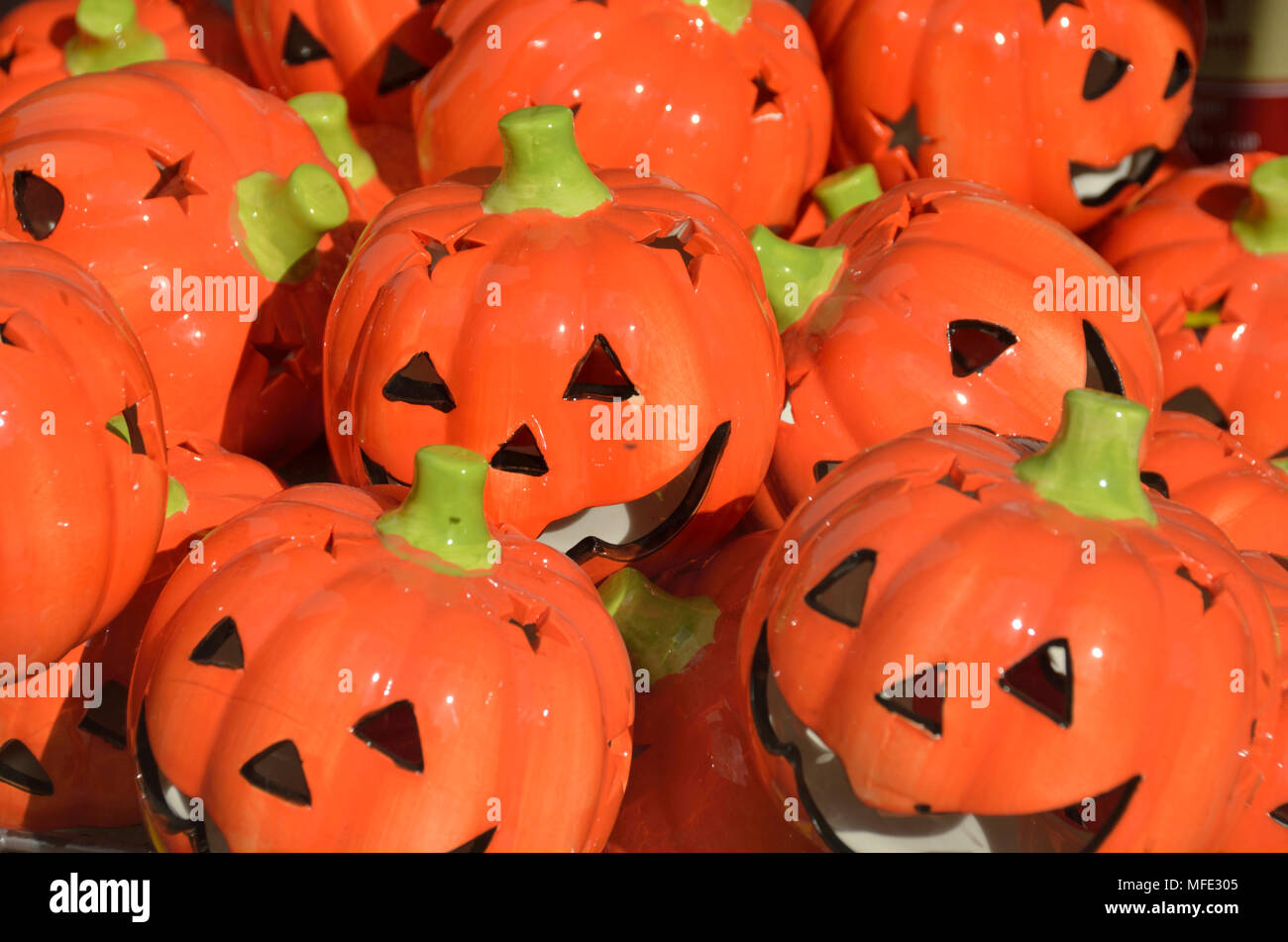 Jack-o-Lantern zucche di Halloween volti scolpiti Foto Stock