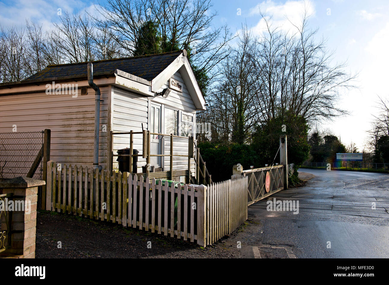 Cantley Signabox stazione e incrocio sulla Wherry linee tra Norwich e Lowestoft in Suffolk, Regno Unito Foto Stock