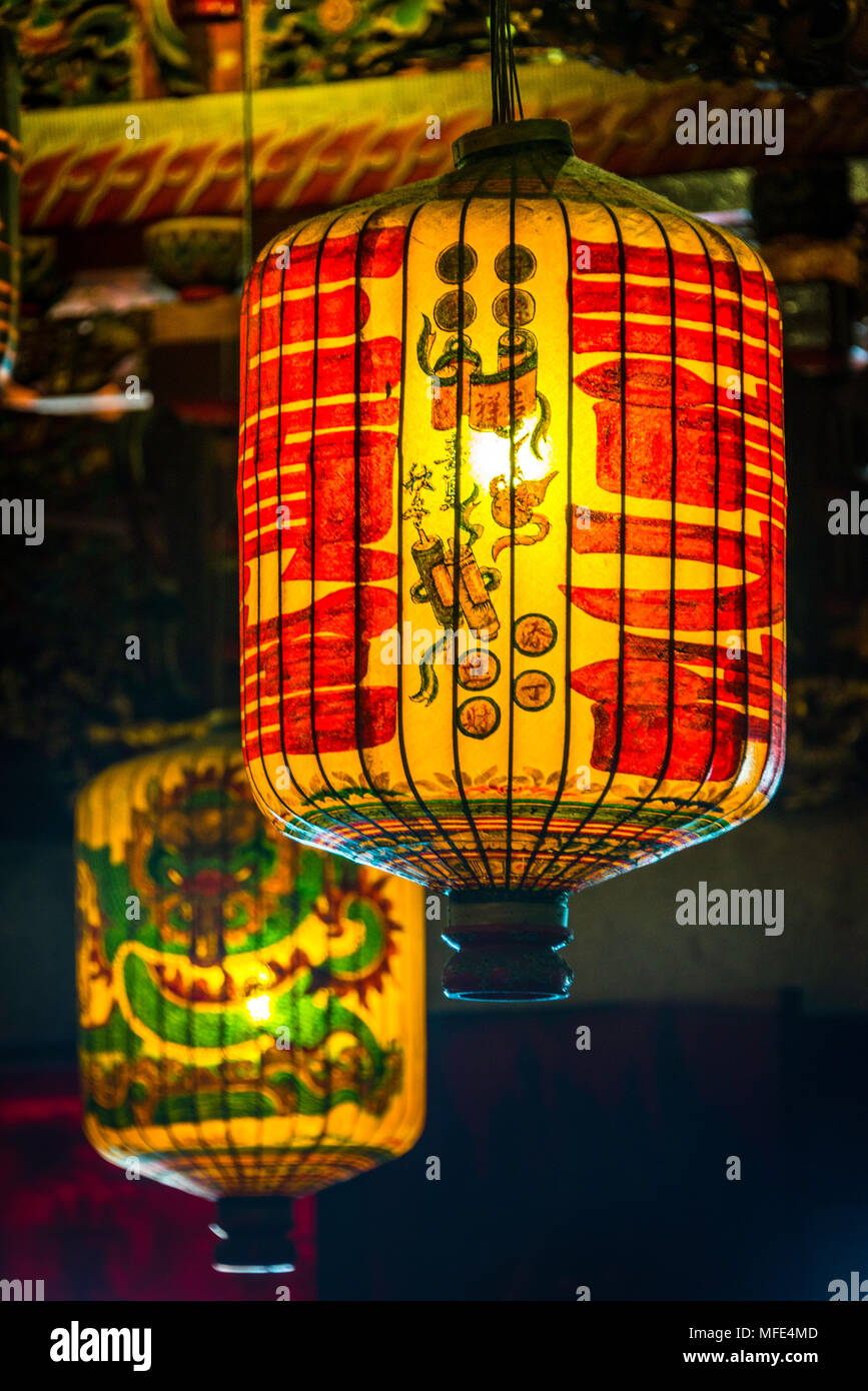 Cinese tradizionale lanterne appese al soffitto, Leong San Tong Khoo  Kongsi, Cinese Clan House, tempio, George Town Foto stock - Alamy