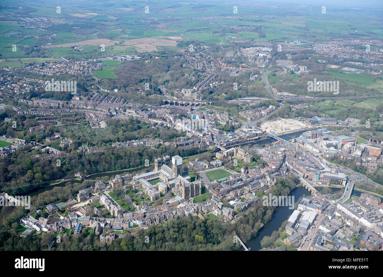 Una veduta aerea di Durham City Centre, che mostrano un nuovo sviluppo della vendita al dettaglio, North East England, Regno Unito Foto Stock