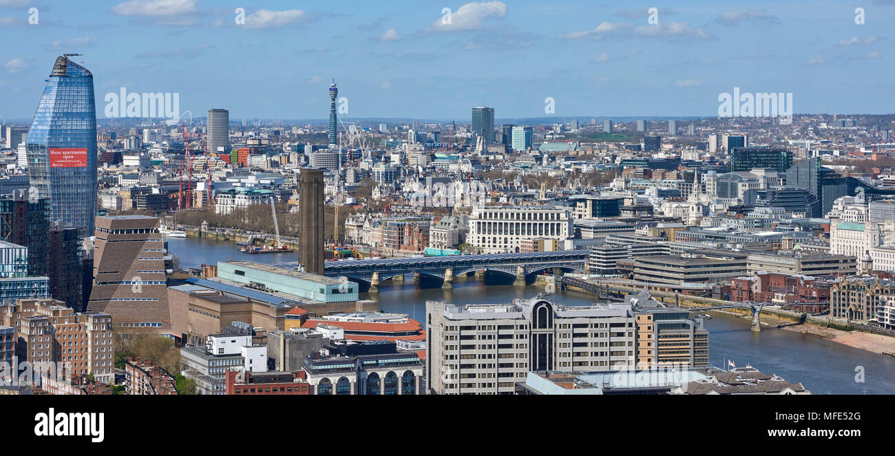 Guardando ad Ovest sulla banca del sud e il fiume Tamigi, London, Regno Unito Foto Stock