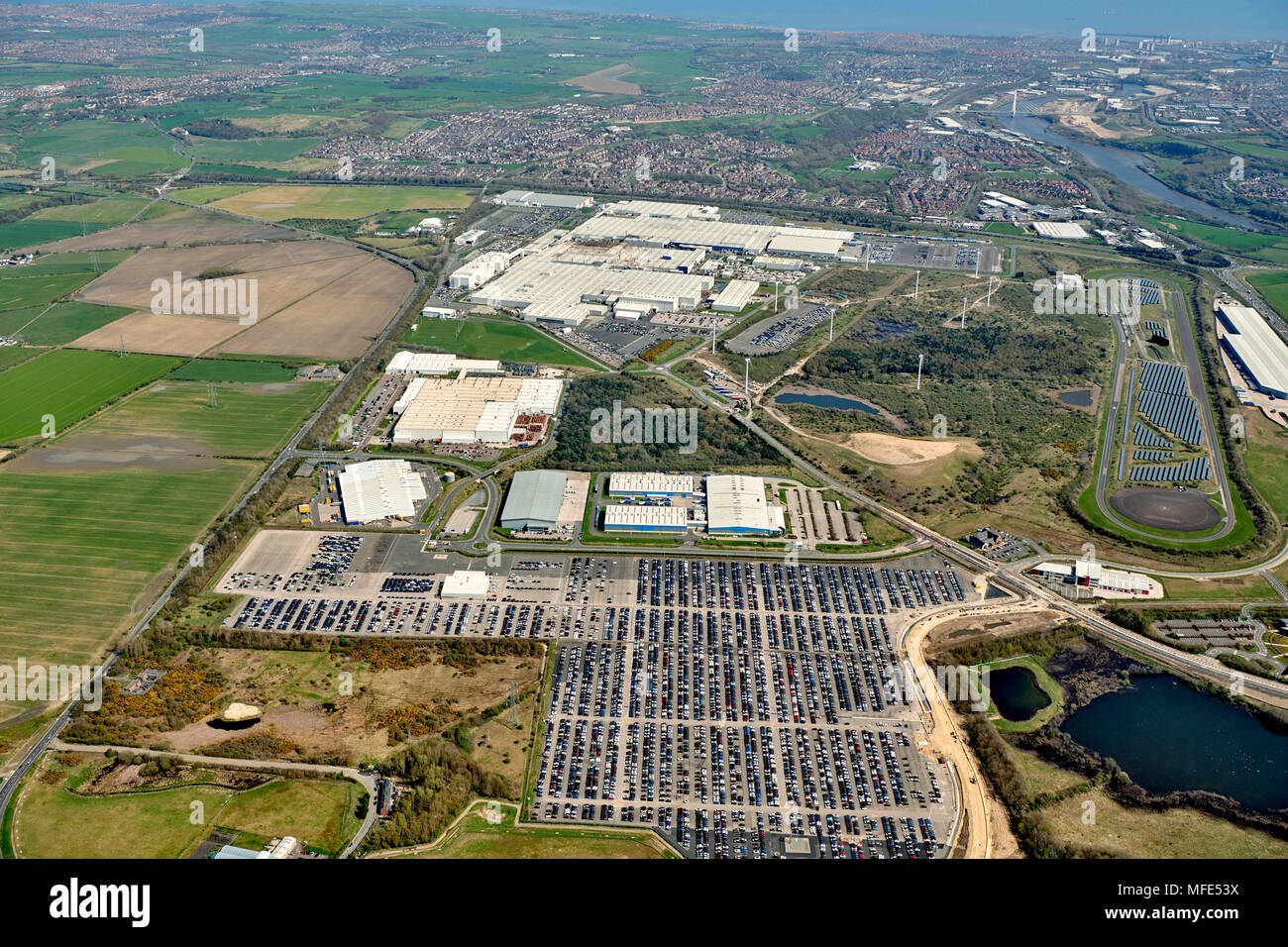 Una veduta aerea della Nissan impianto auto a Sunderland, North East England, Regno Unito, Sunderland e la costa est dietro Foto Stock