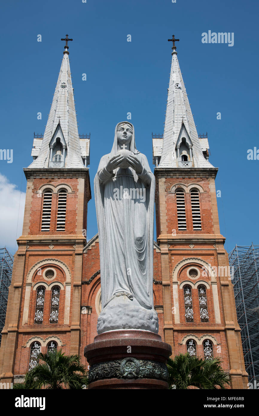 Il XIX secolo la Cattedrale di Notre Dame e la statua della Vergine Maria nella città di Ho Chi Minh, Vietnam, sud-est asiatico Foto Stock