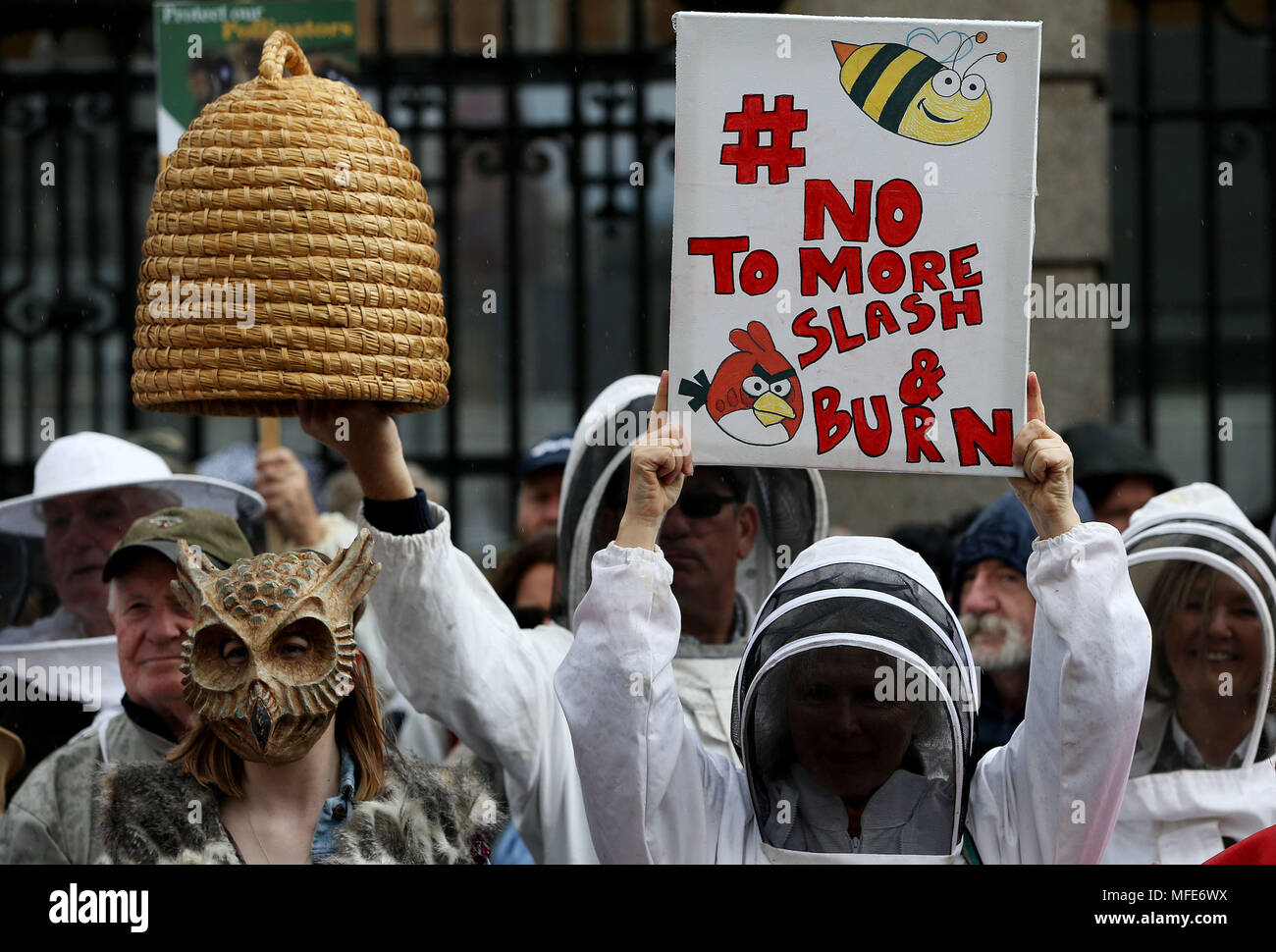 La gente protesta come una coalizione di ONG operanti nel settore ambientale e i cittadini interessati tenuto un rally al di fuori di Leinster House, Dublino, in relazione ai cambiamenti in Irlanda&Otilde;s natura proposte legislative nel patrimonio di Bill. Foto Stock