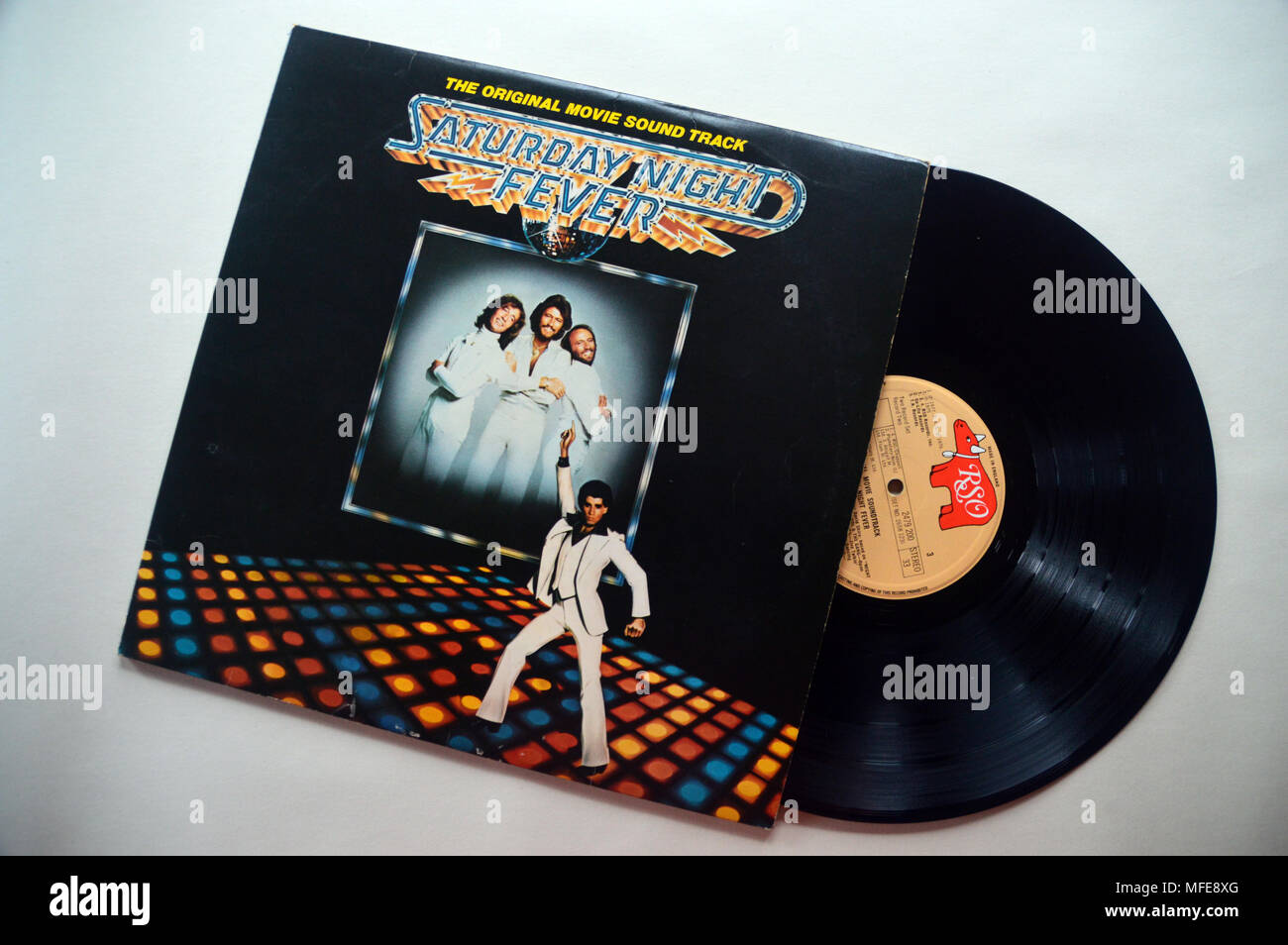 Bee Gees & John Travolta sull'album doppio manicotto di copertura la febbre del sabato sera da RSO RECORDS. Foto Stock