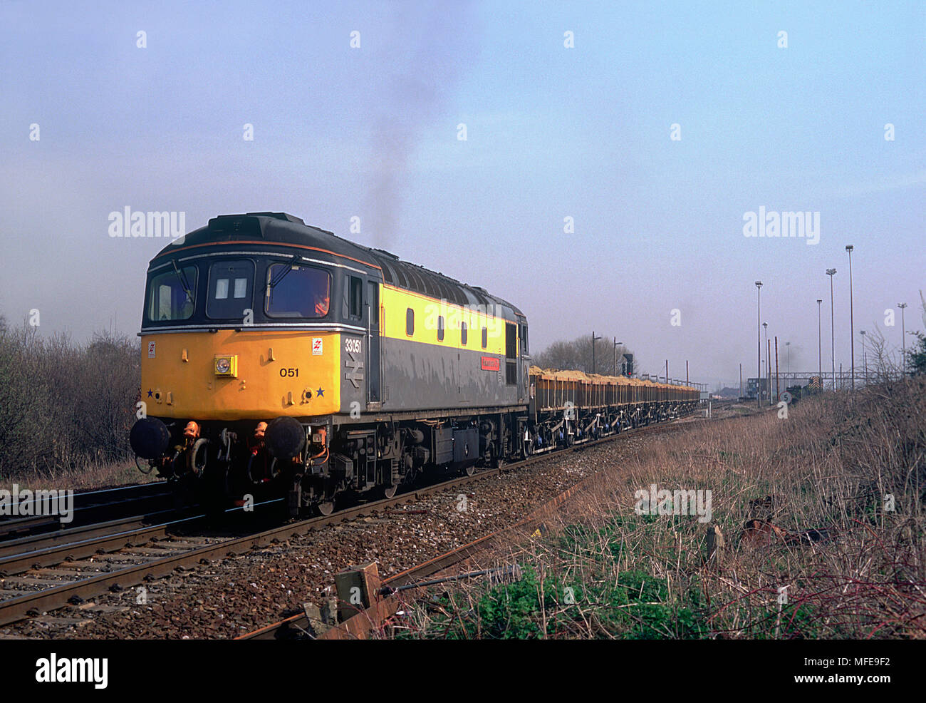 Una classe 33 locomotive diesel 33051 numero arriva a Hoo giunzione con una zavorra caricata sul treno il quattordicesimo marzo 1995. Foto Stock Una classe 33 locomotive diesel 33051 numero arriva a Hoo giunzione con una zavorra caricata sul treno il quattordicesimo marzo 1995. Foto Stock