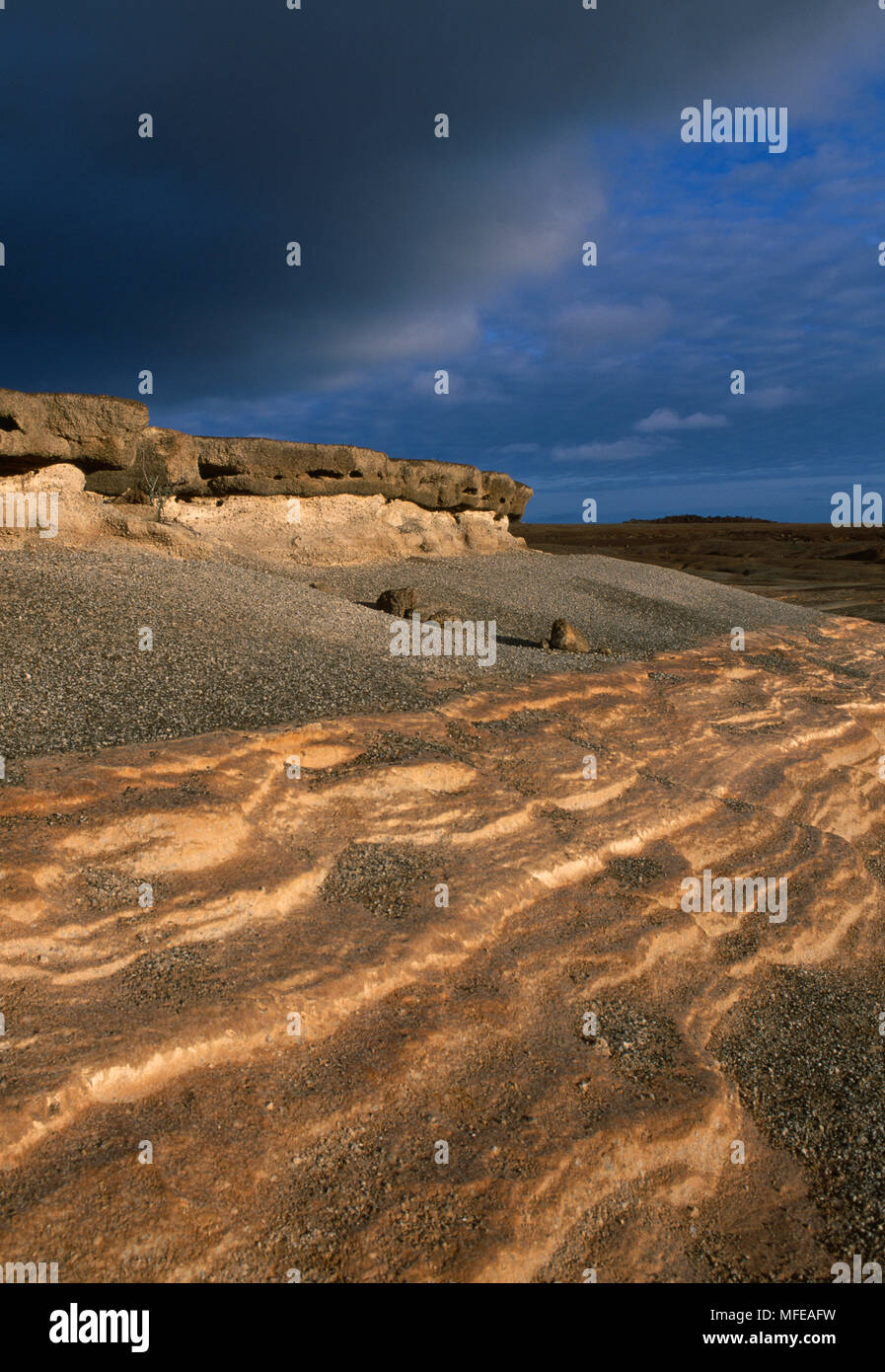 Del DIAVOLO scuola di equitazione antico cratere del lago con sedimenti esposti, Isola di Ascensione, Oceano Atlantico Foto Stock