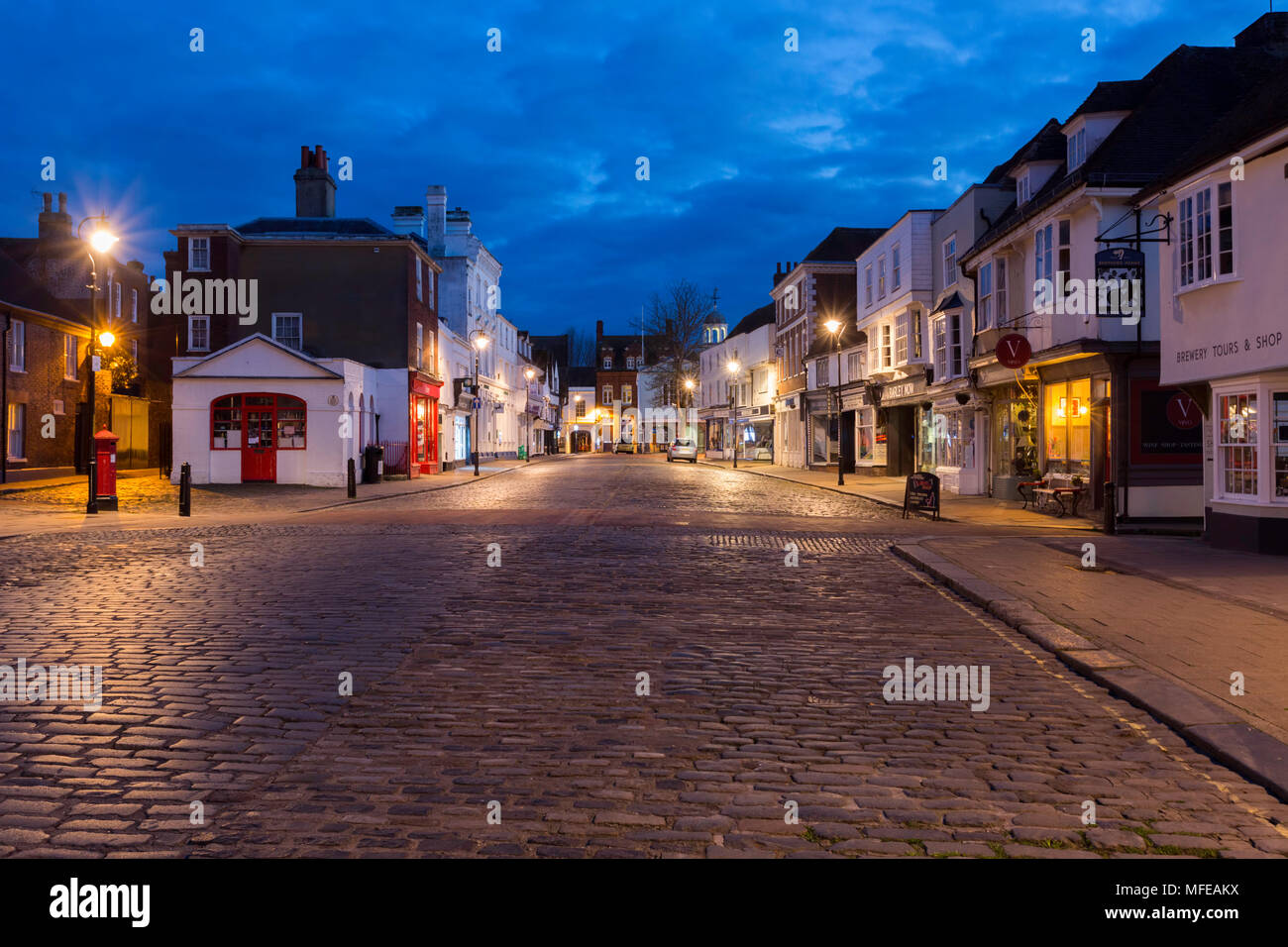 Ora blu luce solo dopo il tramonto che mostra West Street e la sua schiera di edifici medievali nella città mercato di Faversham Kent, Regno Unito. Foto Stock