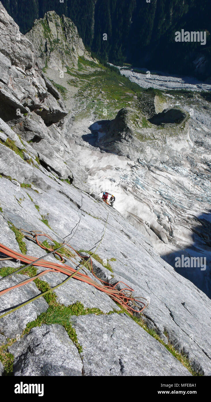 Guida di montagna su un disco di granito a salire un elevato picco alpino nelle Alpi Svizzere Foto Stock