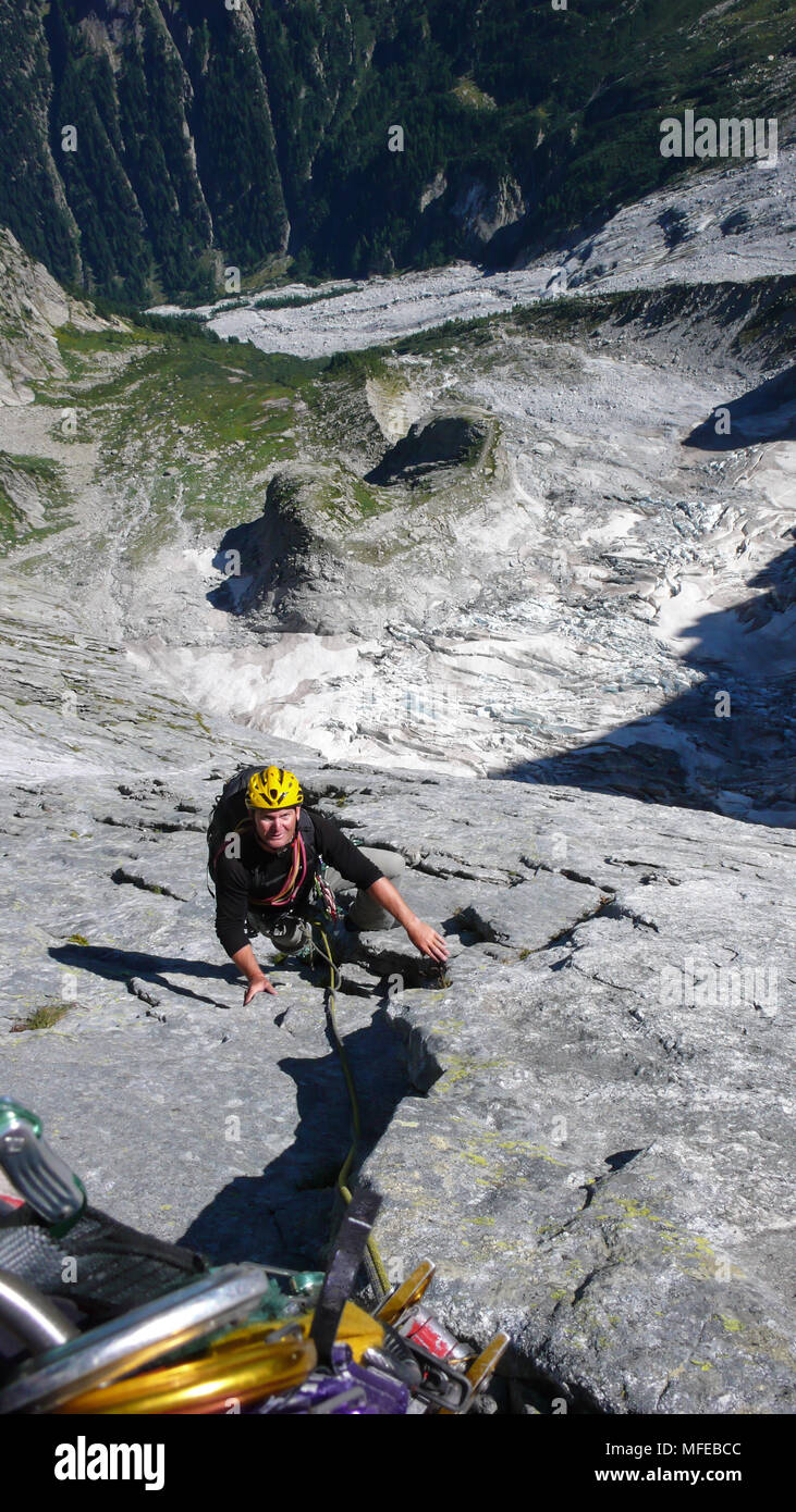 Guida di montagna su un disco di granito a salire un elevato picco alpino nelle Alpi Svizzere Foto Stock