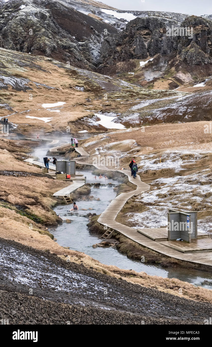 Vicino Hveragerði, Islanda. Il geotermico fiume caldo a Reykjadalur è un luogo popolare per bagnarsi Foto Stock