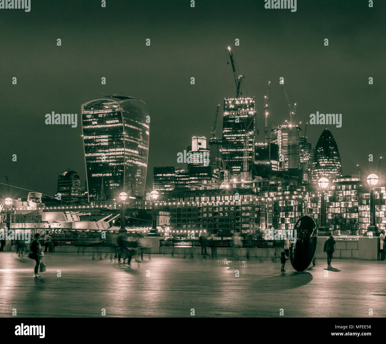 Il quartiere finanziario skyline notturno 2017, split tonica immagine, City of London, England, Regno Unito Foto Stock