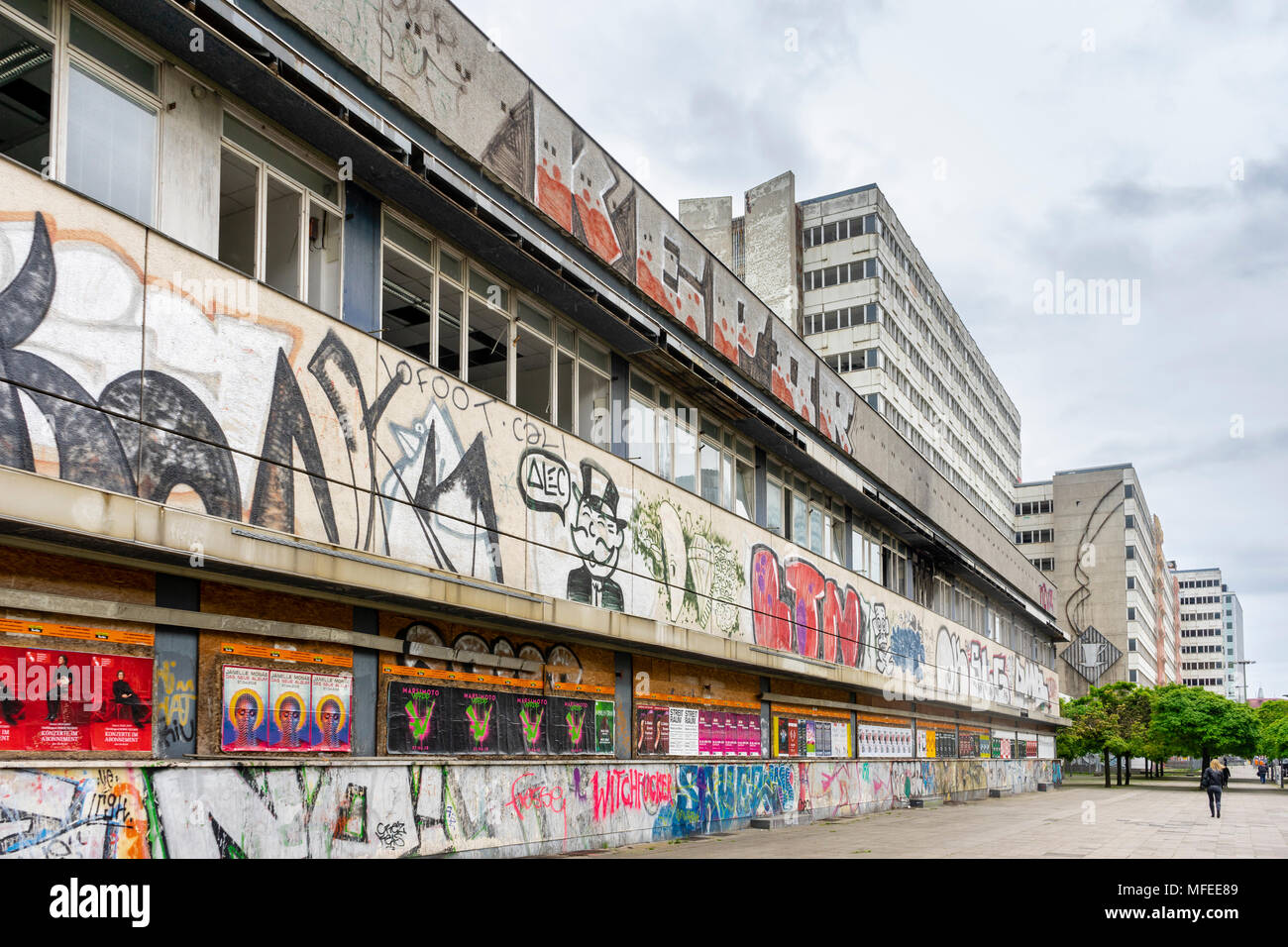 Graffiti su dei derelitti ex "Haus der Statistik' (casa di statistiche) lungo otto Braun Strasse nel quartiere centrale Mitte di Berlino, Germania Foto Stock