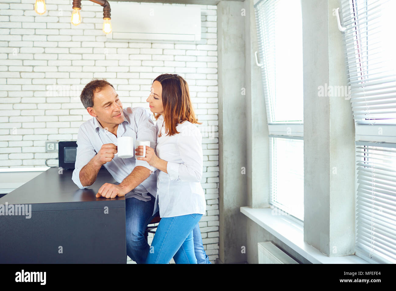Coppia matura con tazza di caffè all'interno. Foto Stock