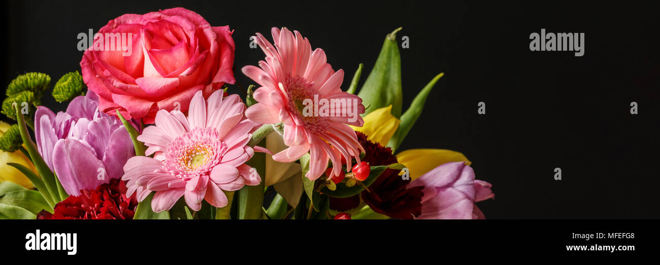 Close-up foto di coloratissimi fiori freschi bouquet per San Valentino su sfondo scuro Foto Stock