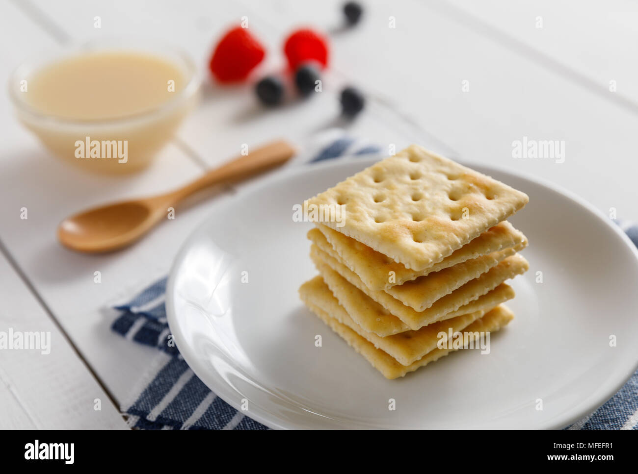 Crackers con latte condensato e frutta, prima colazione Foto Stock