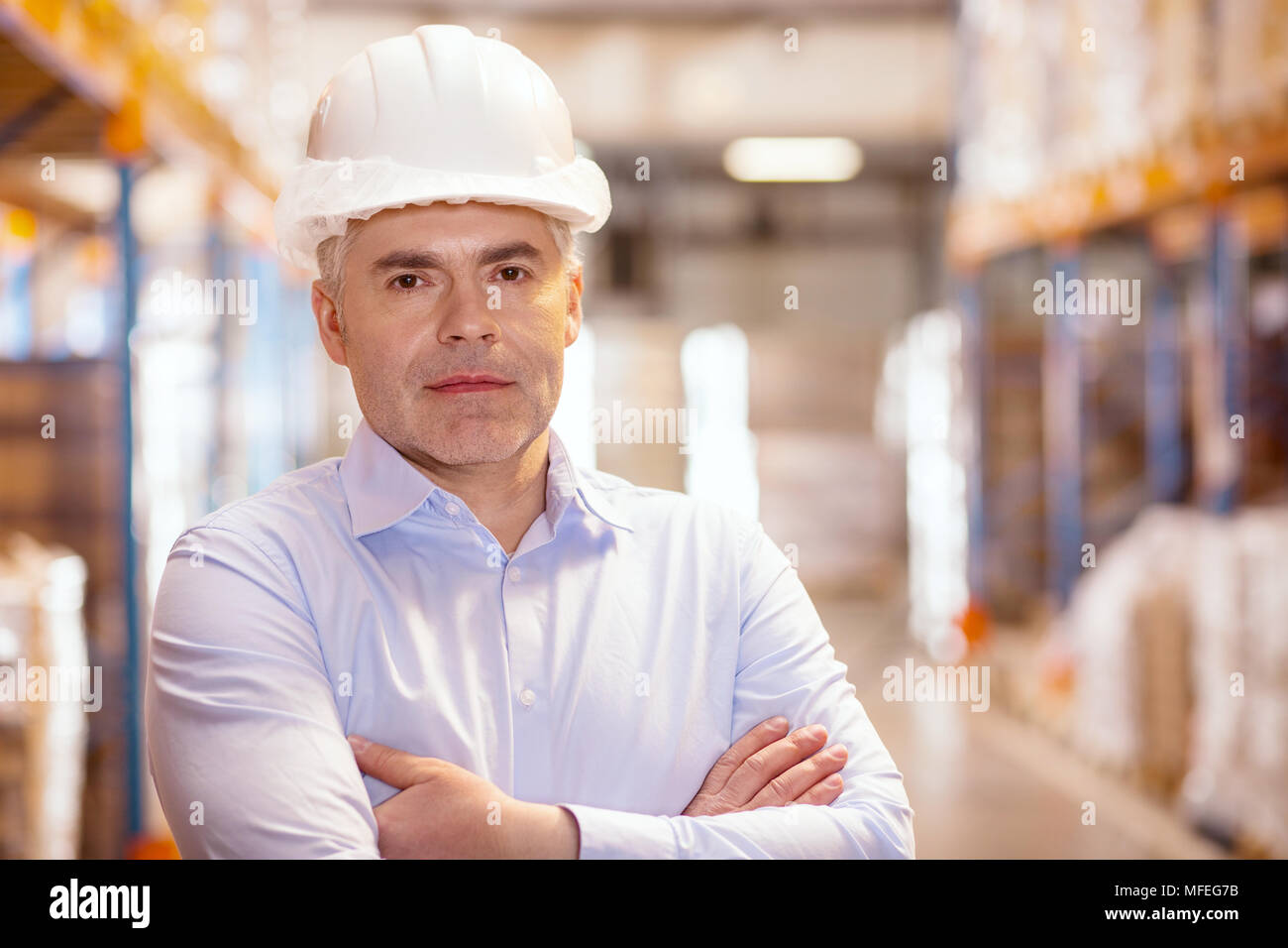 Ritratto di un grave warehouse manager Foto Stock
