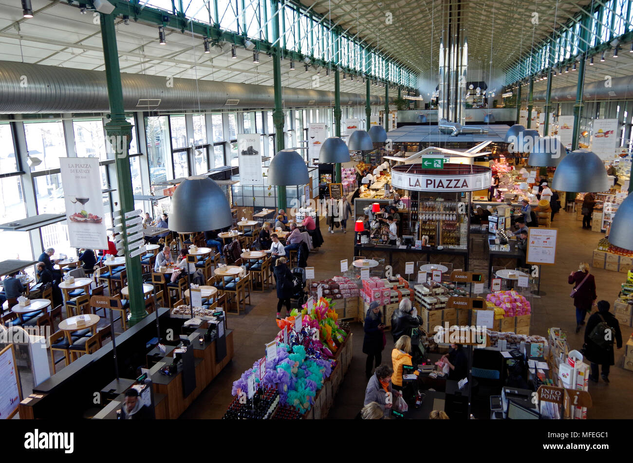 Eataly Monaco di Baviera, la prima filiale tedesca della salumeria italiana, in parte dell'ex Schrannenhalle, grano o mercato dei cereali Foto Stock