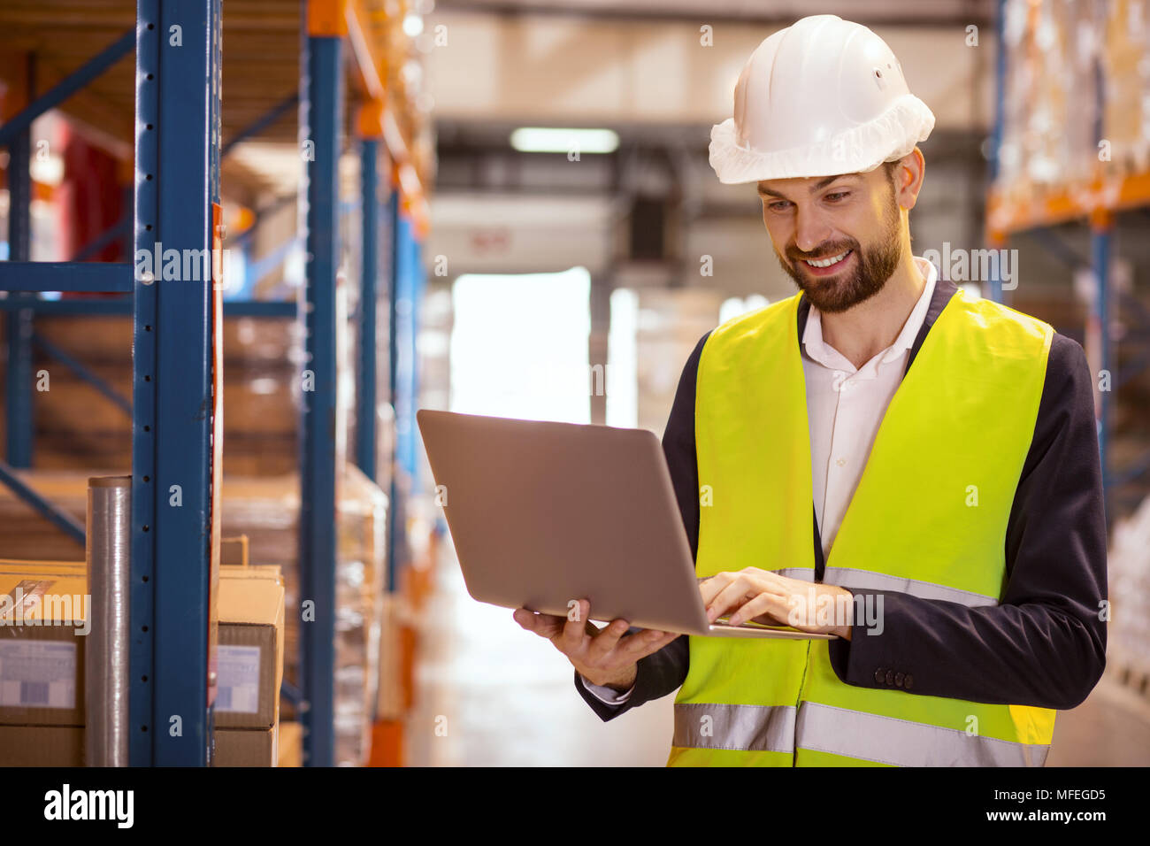 Positivo l'uomo intelligente che indossano uniformi Foto Stock