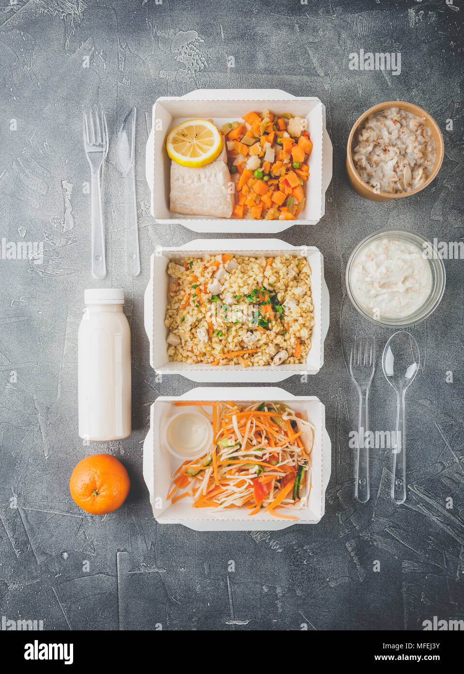 Cibo sano e consegna. Pilov da bulgur con carne di pollo, insalata di cavolo con carote, pomodori e cetrioli, pesce con verdure. Prendere via della quotidiana ra Foto Stock