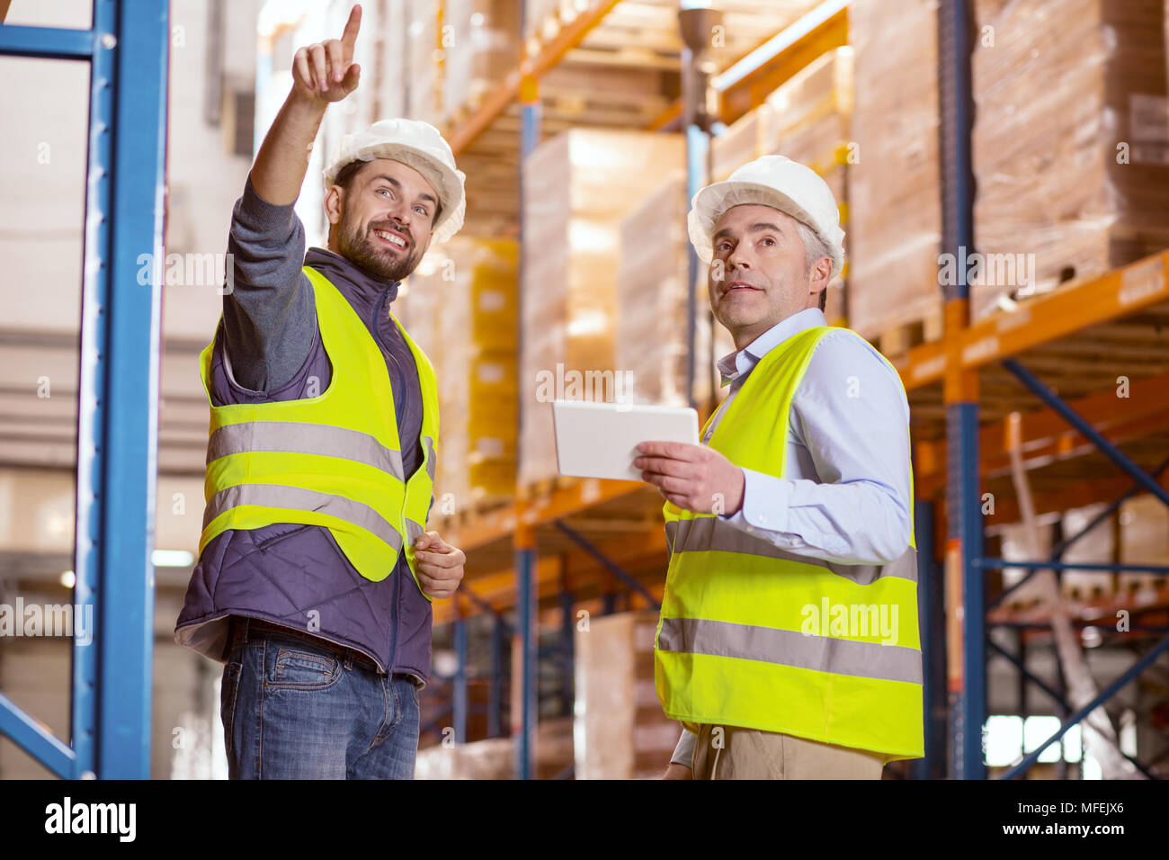 Felice Nizza uomo che mostra la memorizzazione sul lavoro Foto Stock