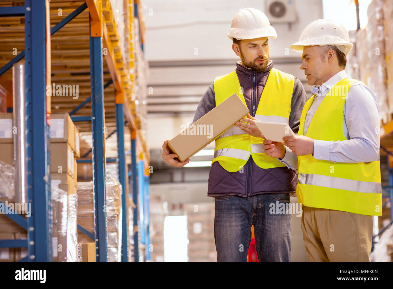Nice professional manager selezionando le caselle di controllo Foto Stock