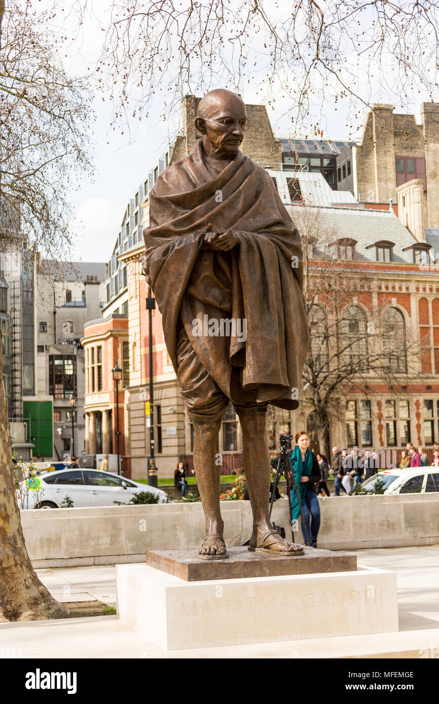 London, Regno Unito - 27 Marzo 2015: In piazza del Parlamento appena a nord delle case del Parlamento è una statua del Mahatma Gandhi. Foto Stock