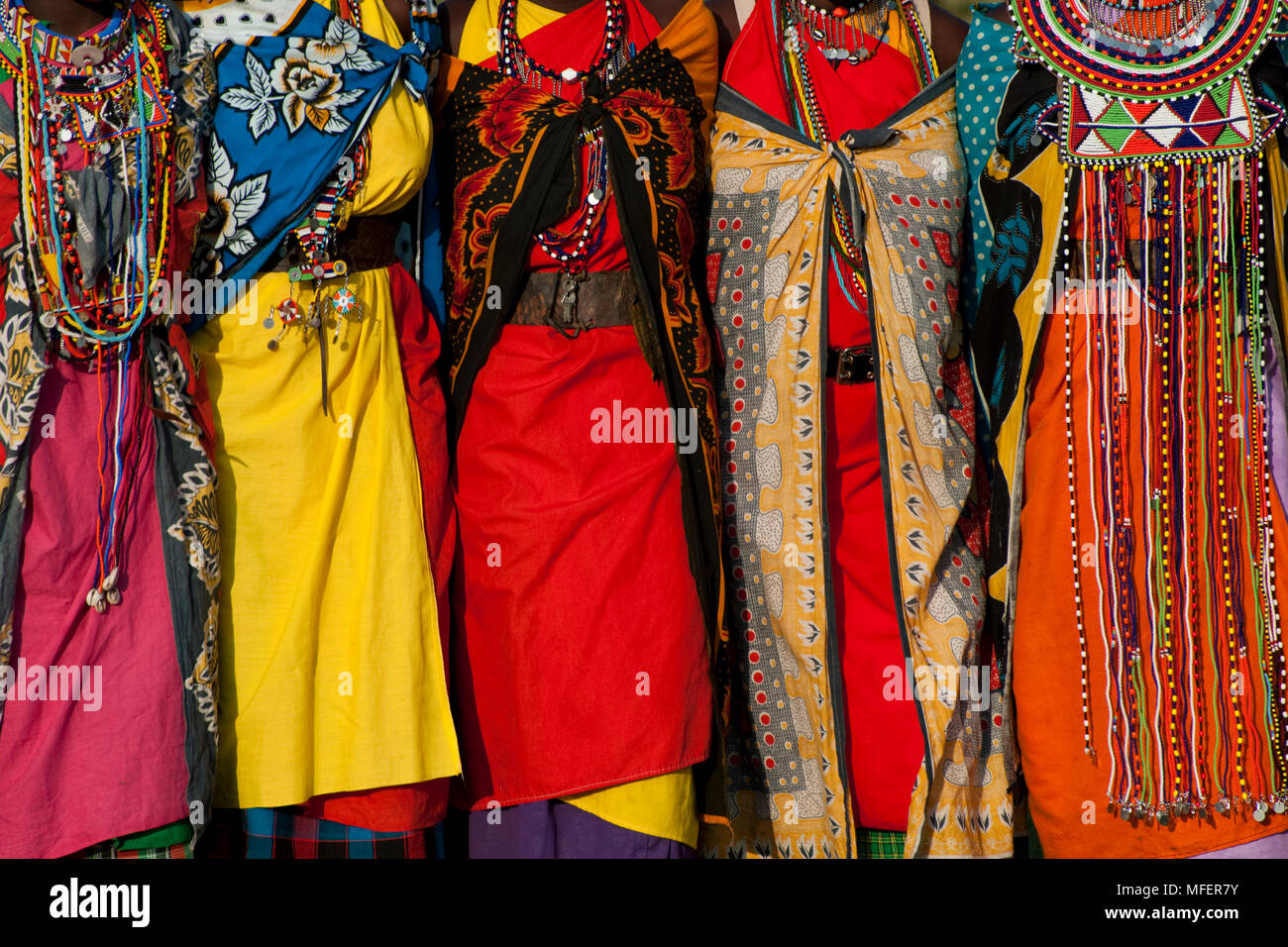 Masai donna tessuto si avvolge, chiamato 'kangas, ' Kenya Foto stock - Alamy