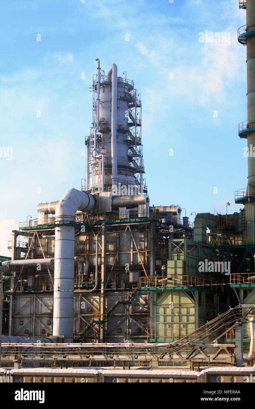 Primo piano della raffineria di petrolio costruzione sullo sfondo con cielo blu Foto Stock