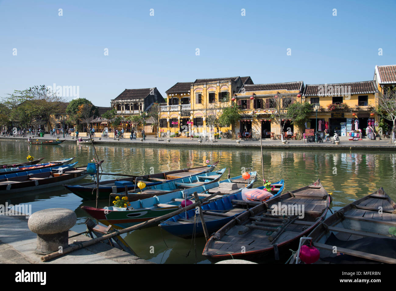 Imbarcazioni a remi lungo il fiume Thu Bon nel centro storico di Hoi An, Quang Nam Provincia, Vietnam, sud-est asiatico Foto Stock