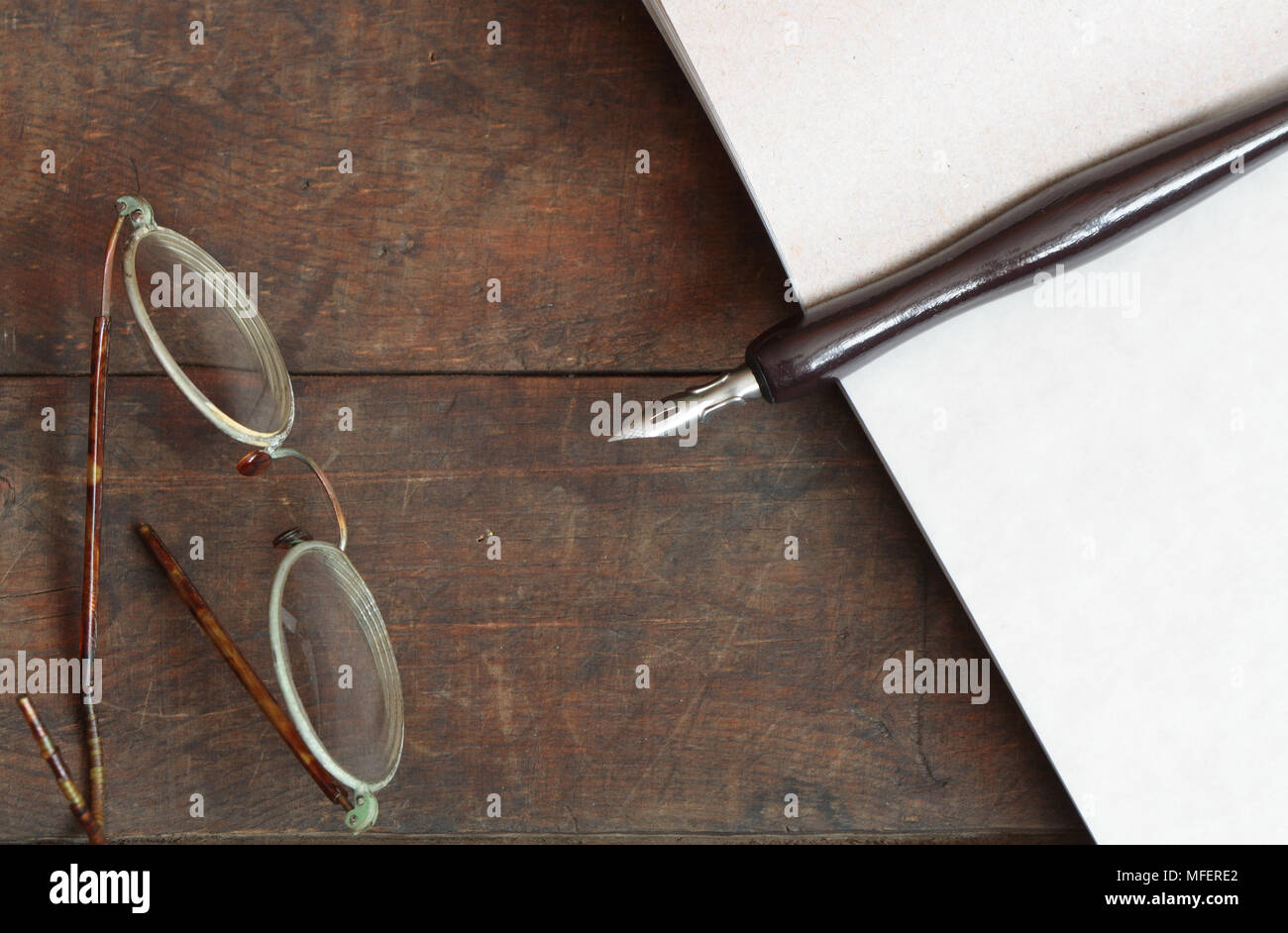 Vintage vita ancora con i vecchi occhiali, notebook e penna stilografica su sfondo di legno Foto Stock