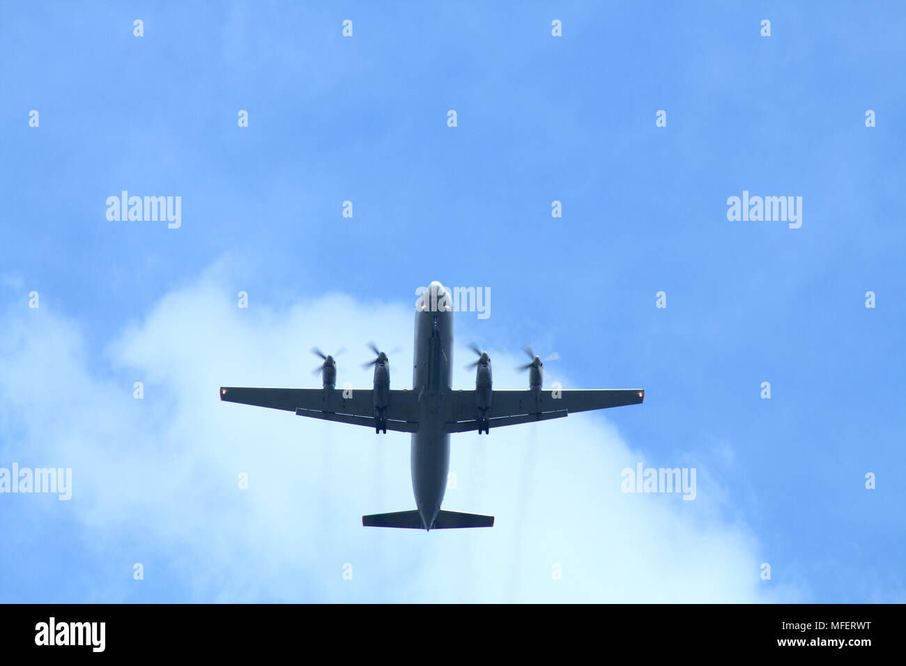 Aereo passeggeri sullo sfondo con cielo blu e nuvole Foto Stock