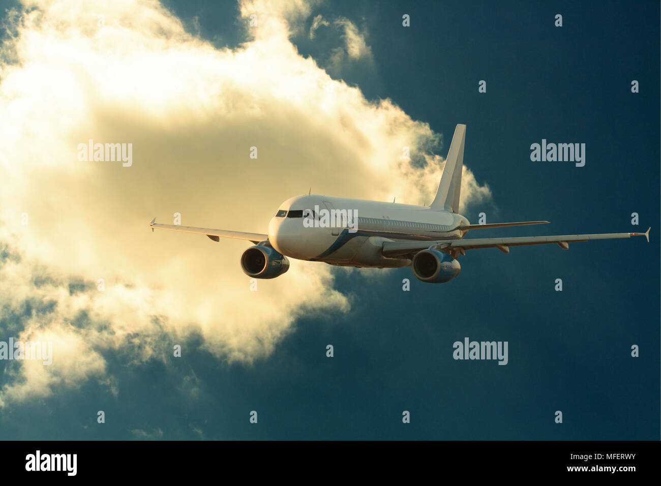 Aereo passeggeri su sfondo scuro con il cielo al tramonto e nuvole Foto Stock