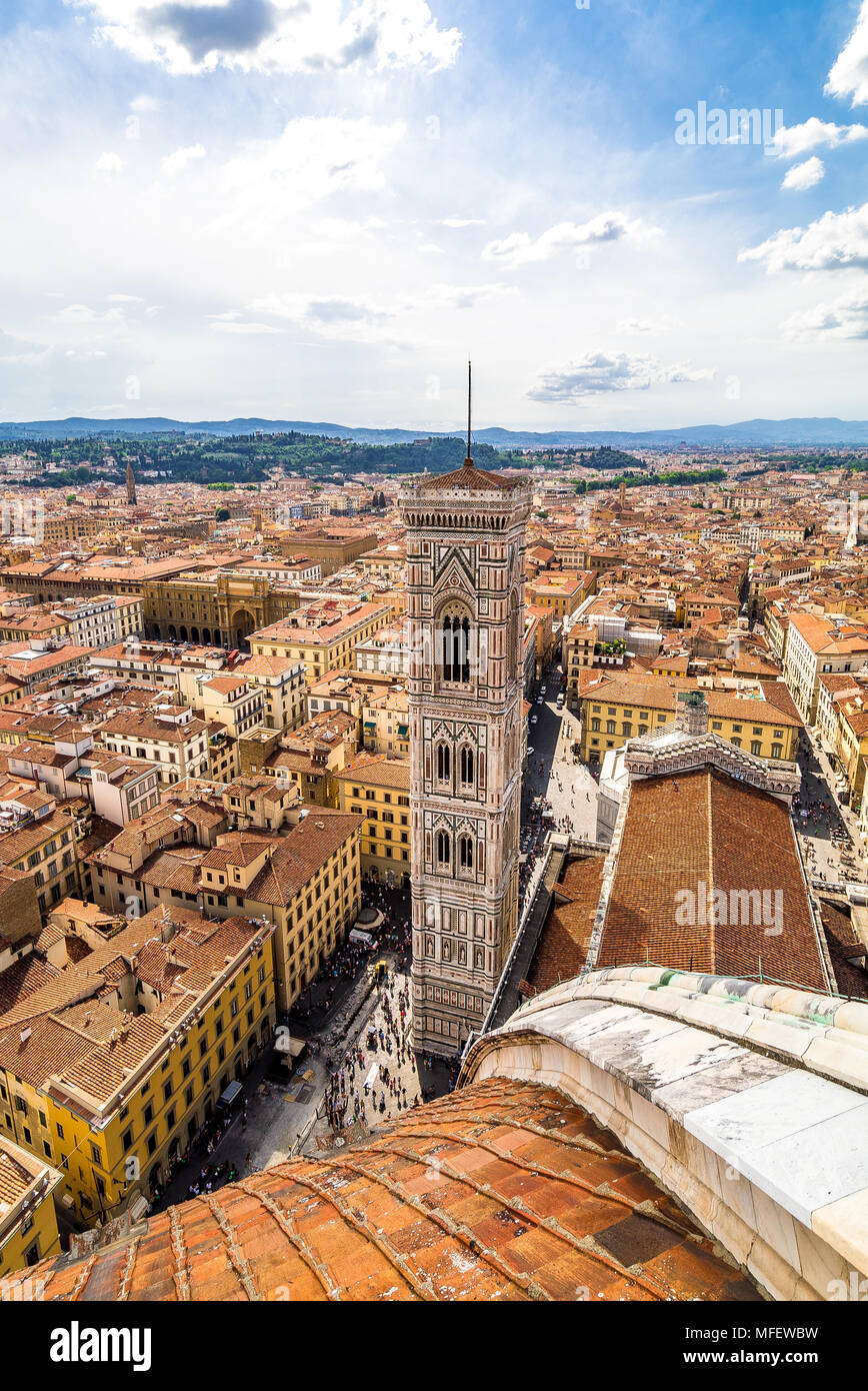 Il Campanile di Giotto, conosciuto anche come Campanile, fa parte della Cattedrale di Santa Maria del Fiore o del Duomo di Firenze a Firenze. Foto Stock